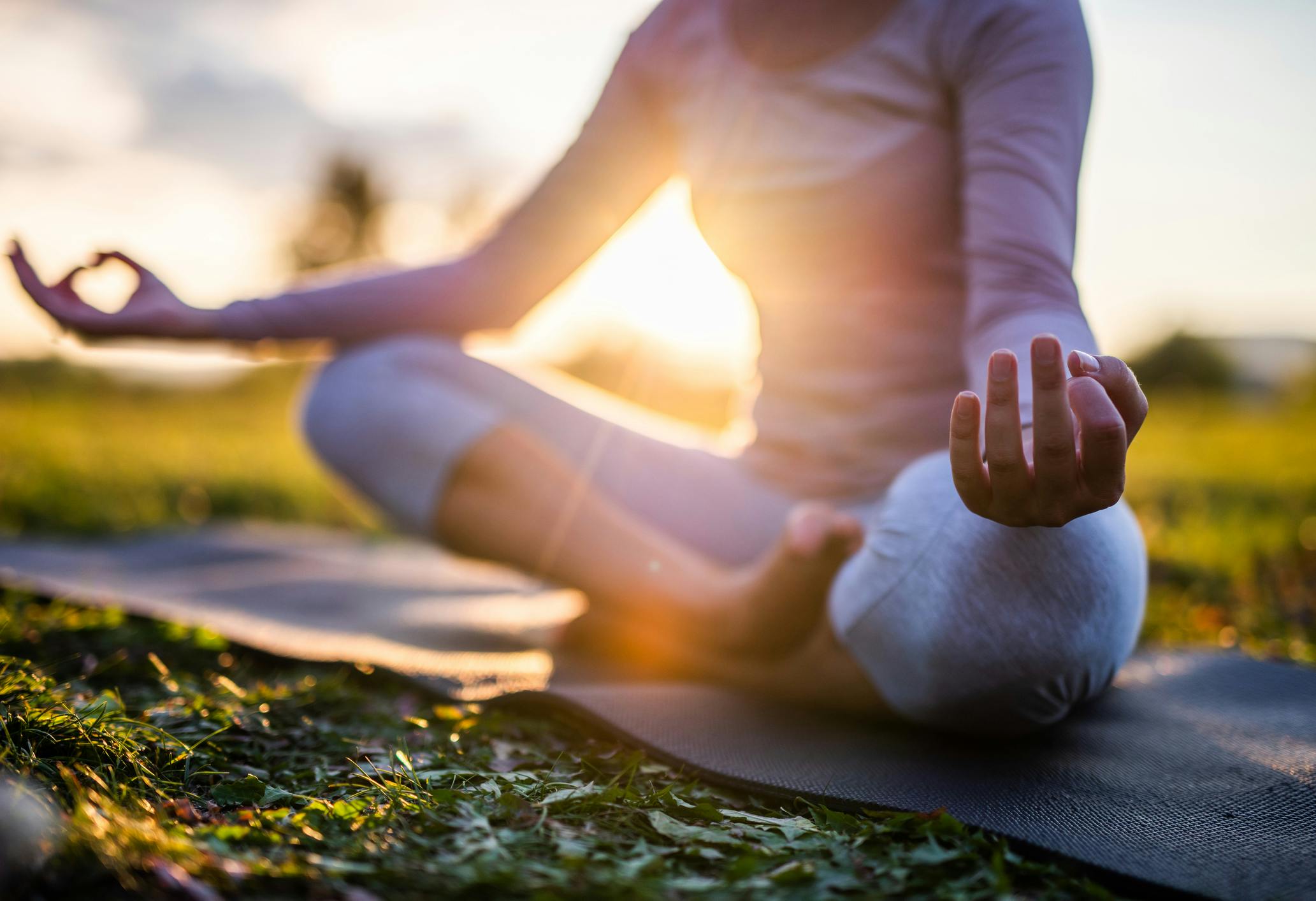 Kvinde dyrker yoga udenfor