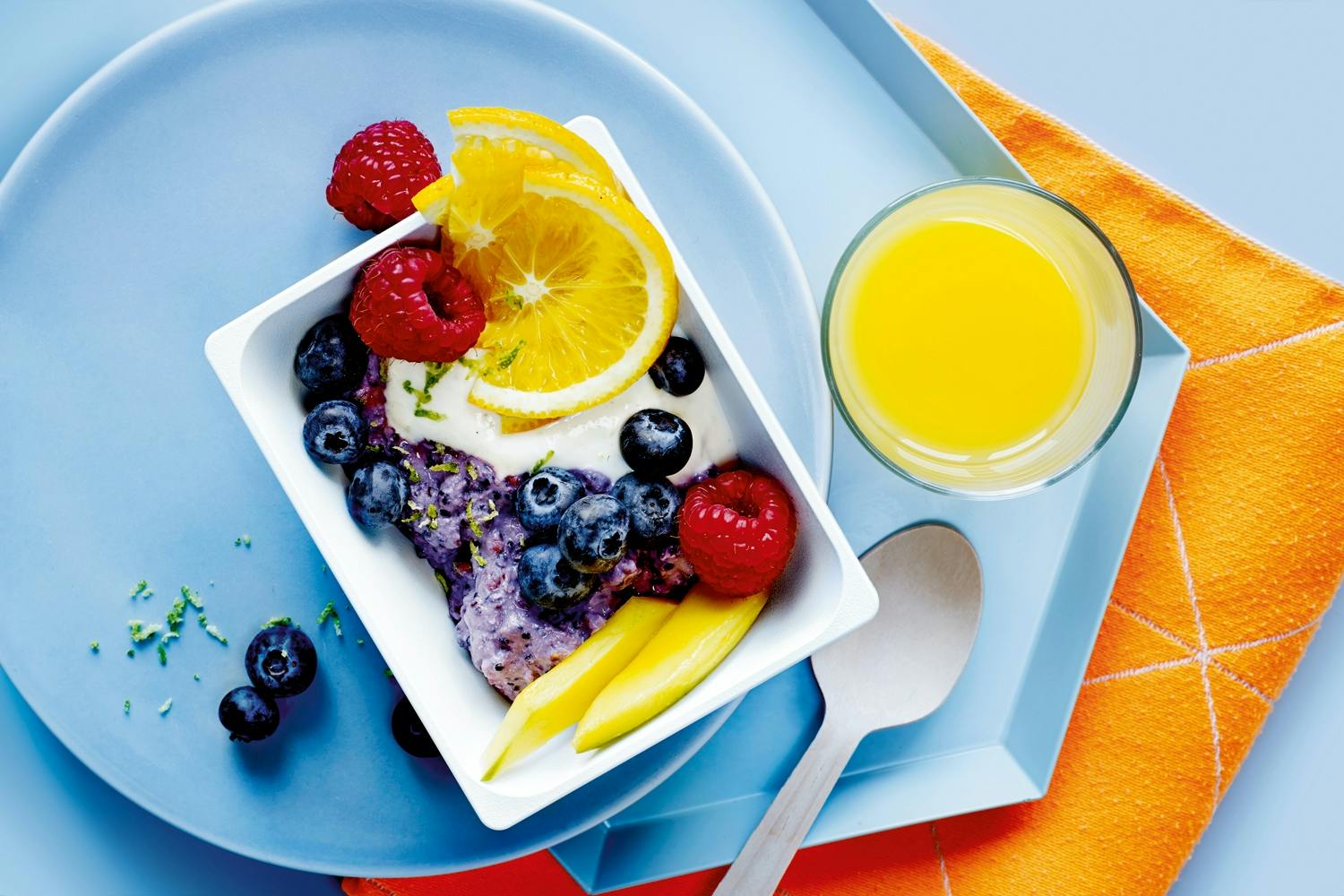 Kvinoa-muna-mustikkapuuro ja skyriä