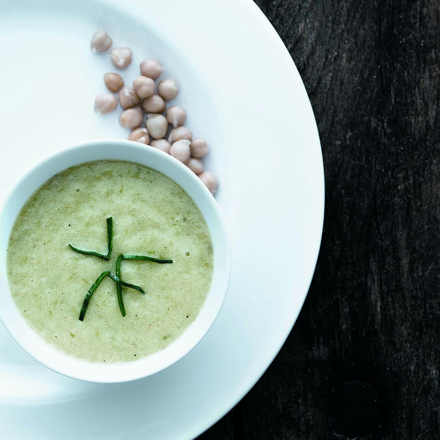 Kartoffelsuppe med kikærter ved siden af