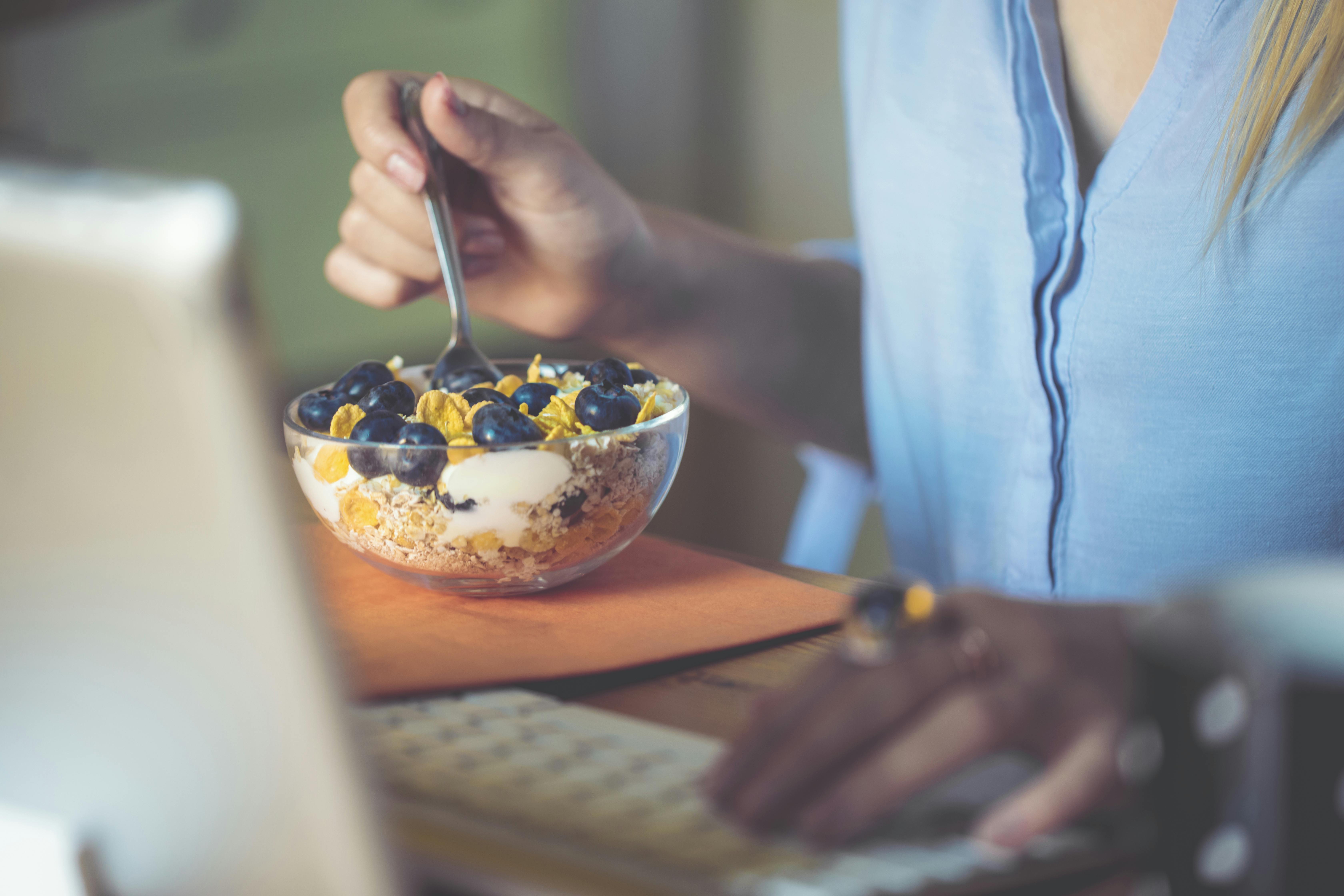 Kvinne spiser frokost