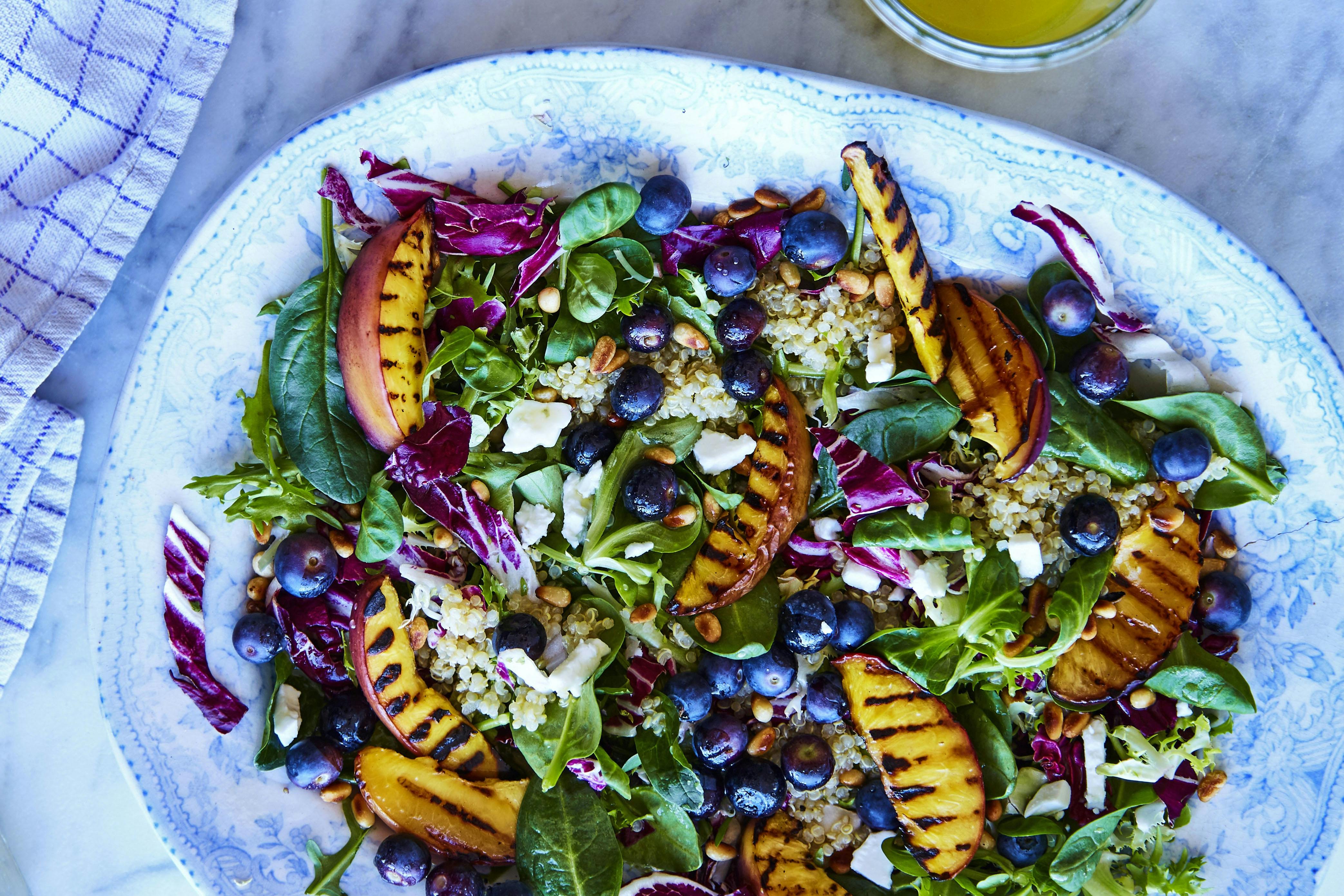 Fat med sallad med blåbär, persika och fetaost