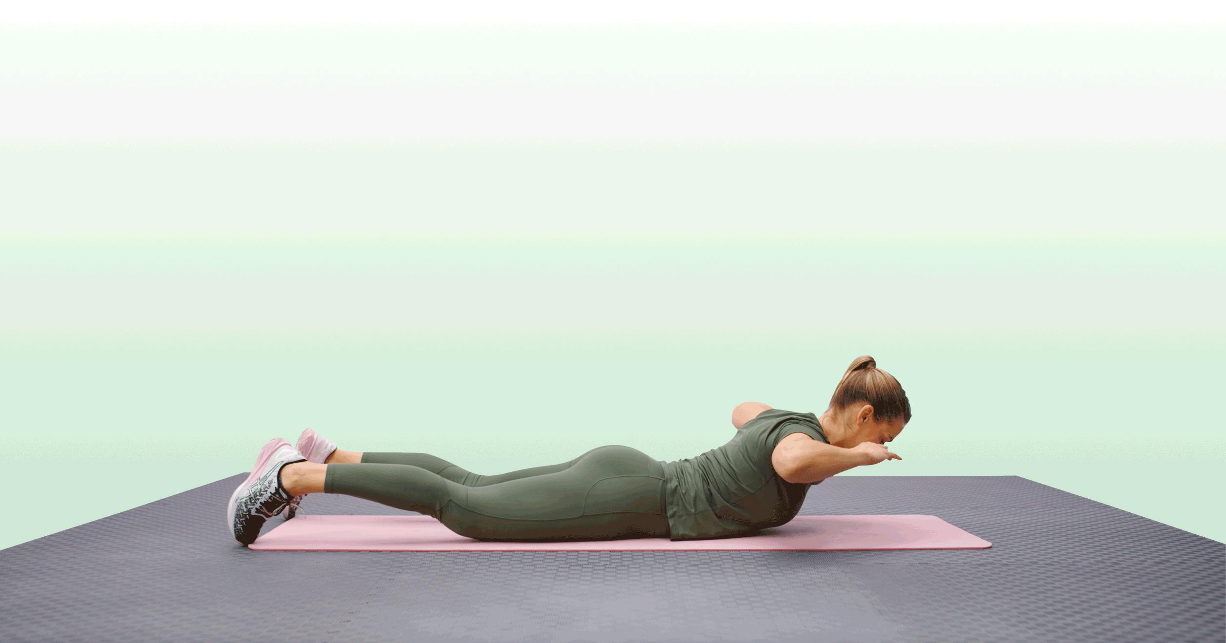 RYGLØFT | Husk at kigge ned i gulvet, når du laver øvelsen, så nakke automatisk kommer i forlængelse af overkroppen.