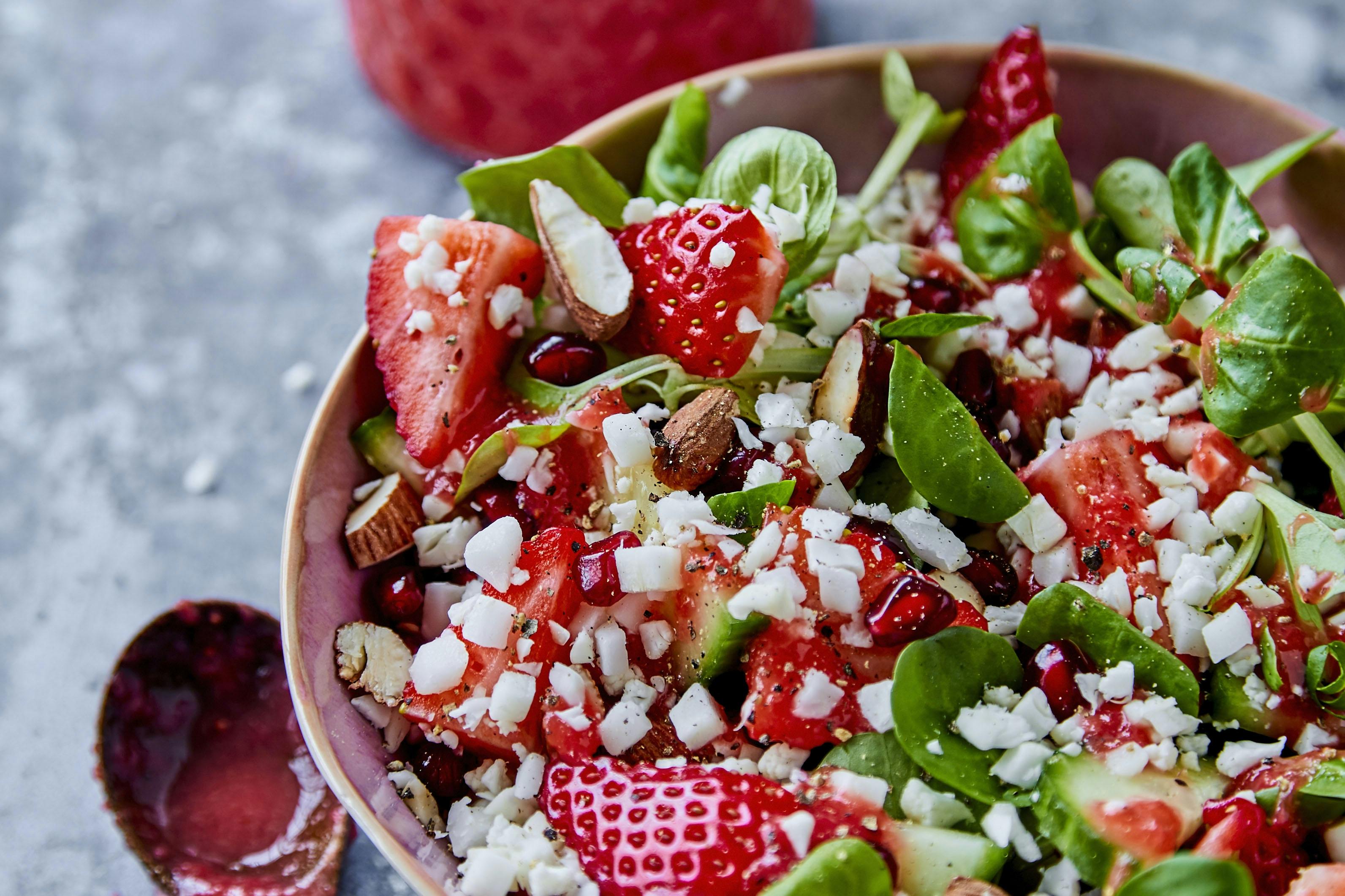Skål med salat af blomkål, jordbær og mandler