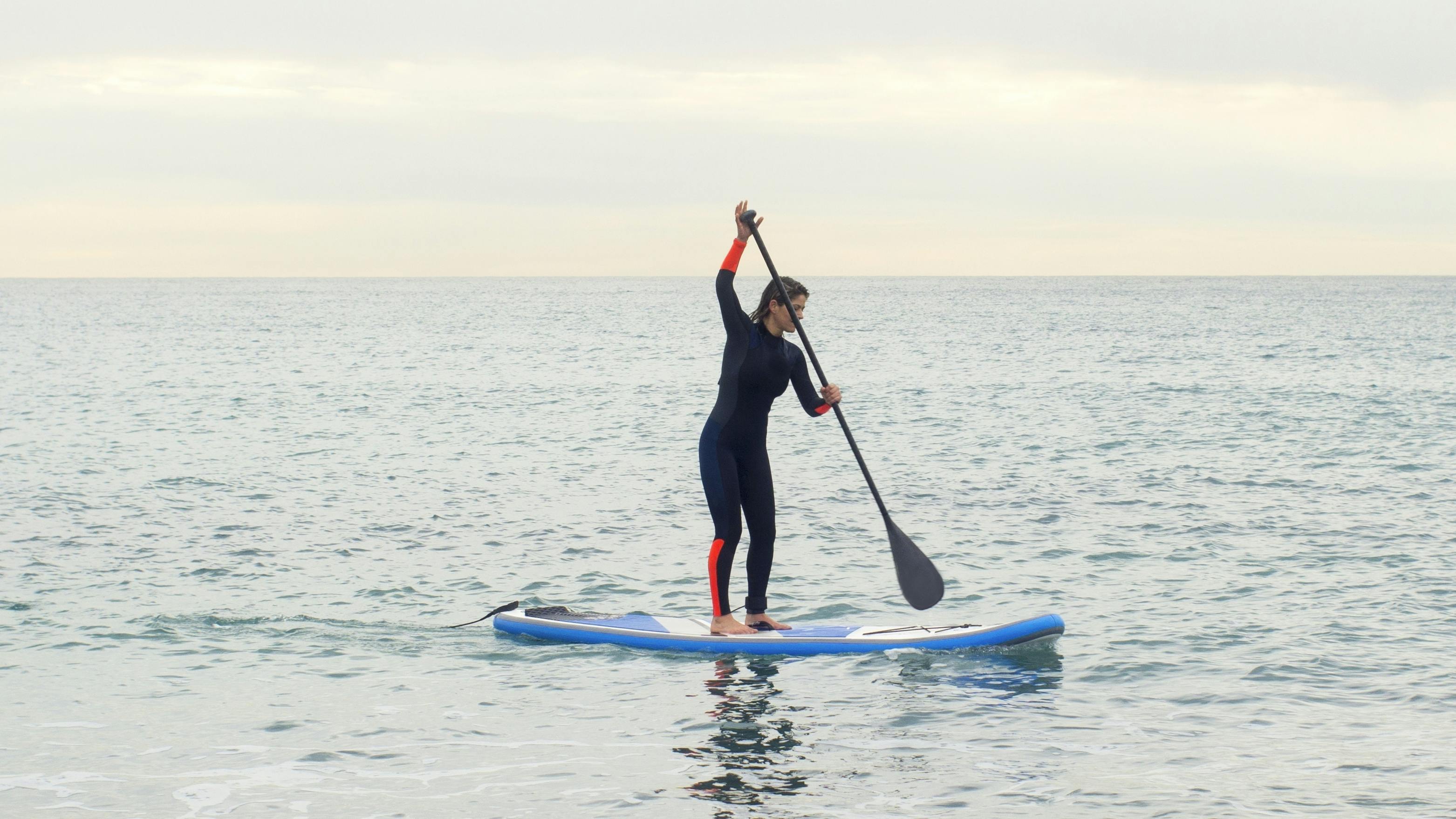 Kvinde på stand up paddle