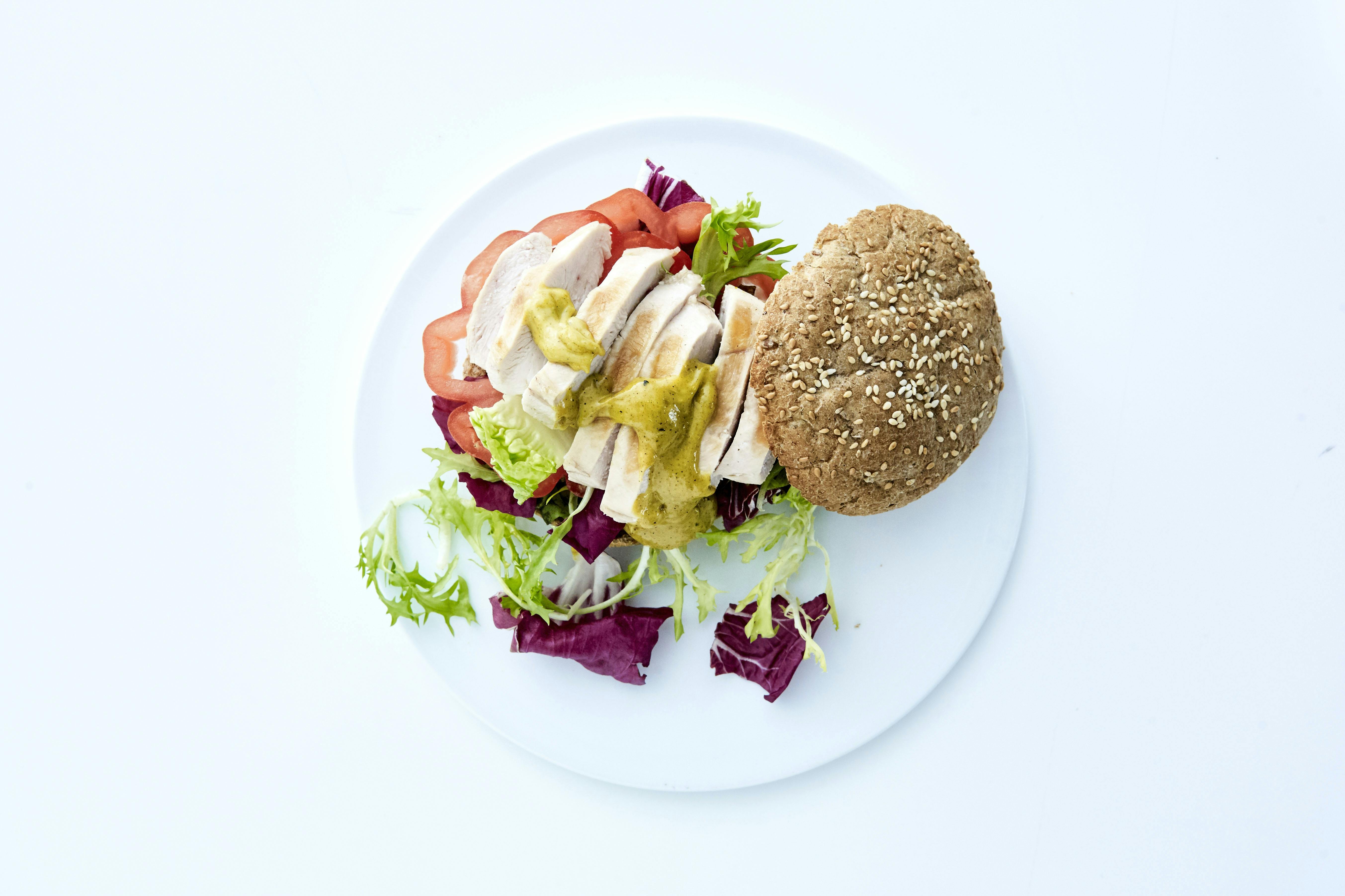Tallerken med kyllingsandwich