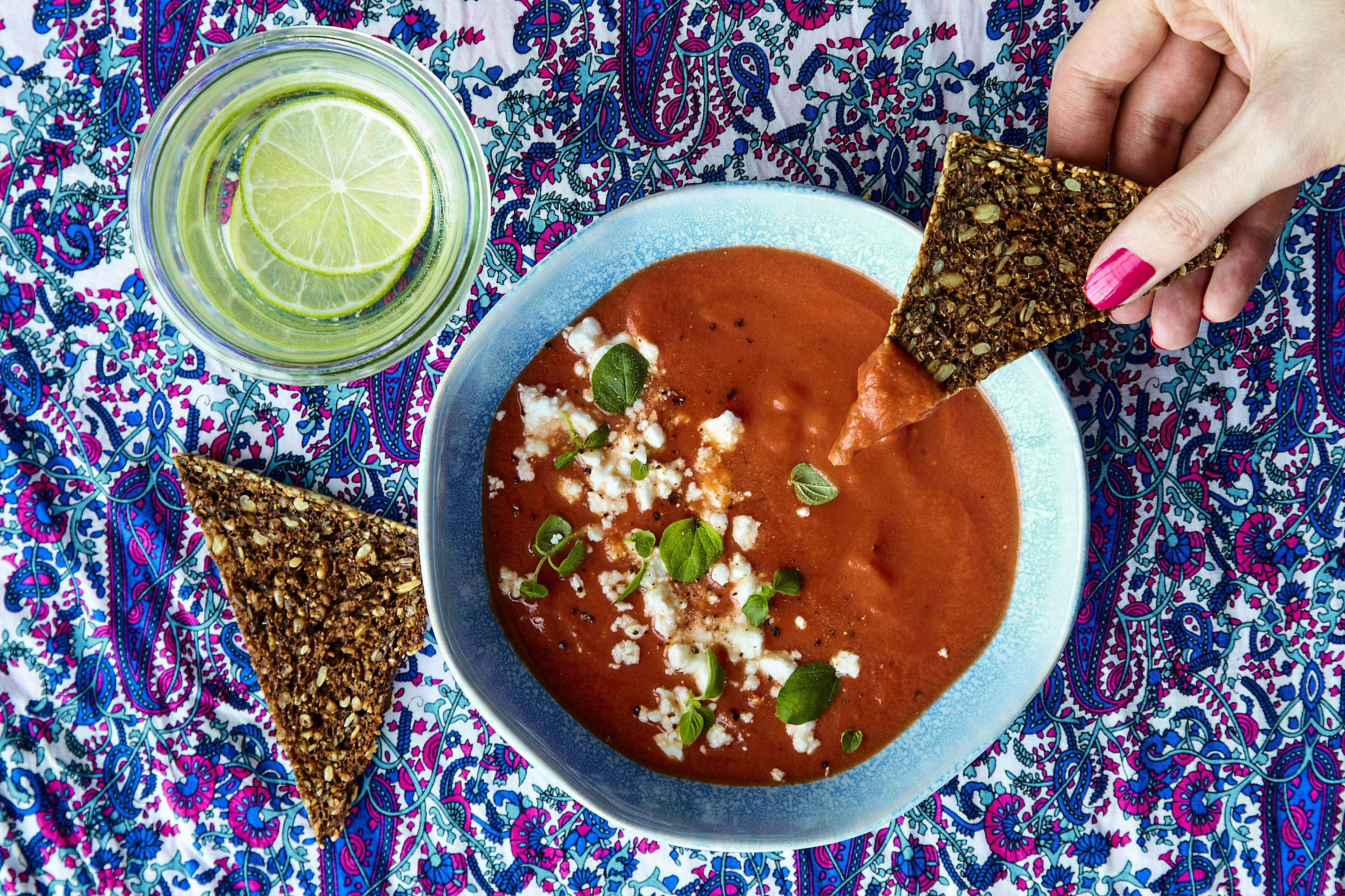 Skål med tomatsuppe og rugbrød