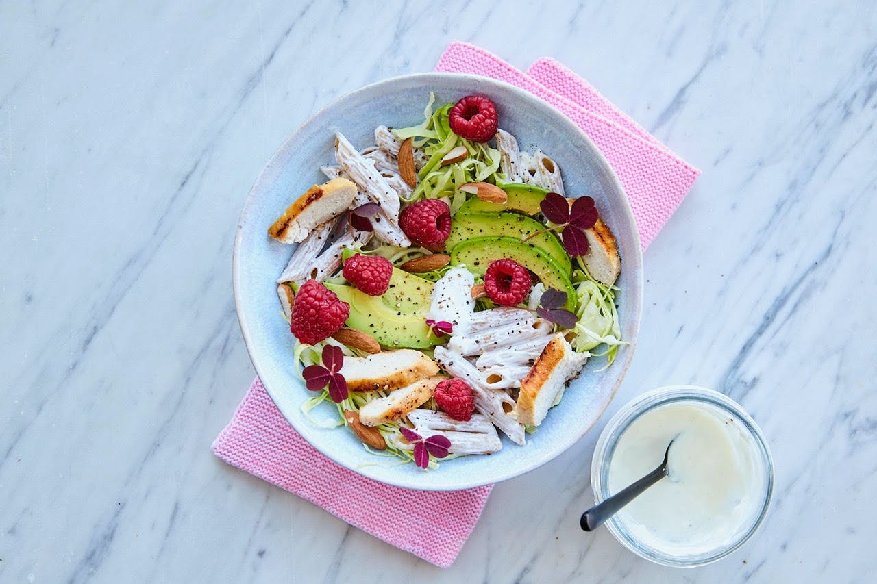 Skål med pastasalat og bringebær