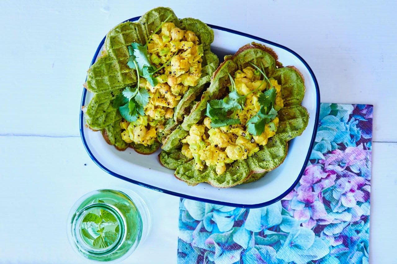 Spinatvafler med kikertsalat
