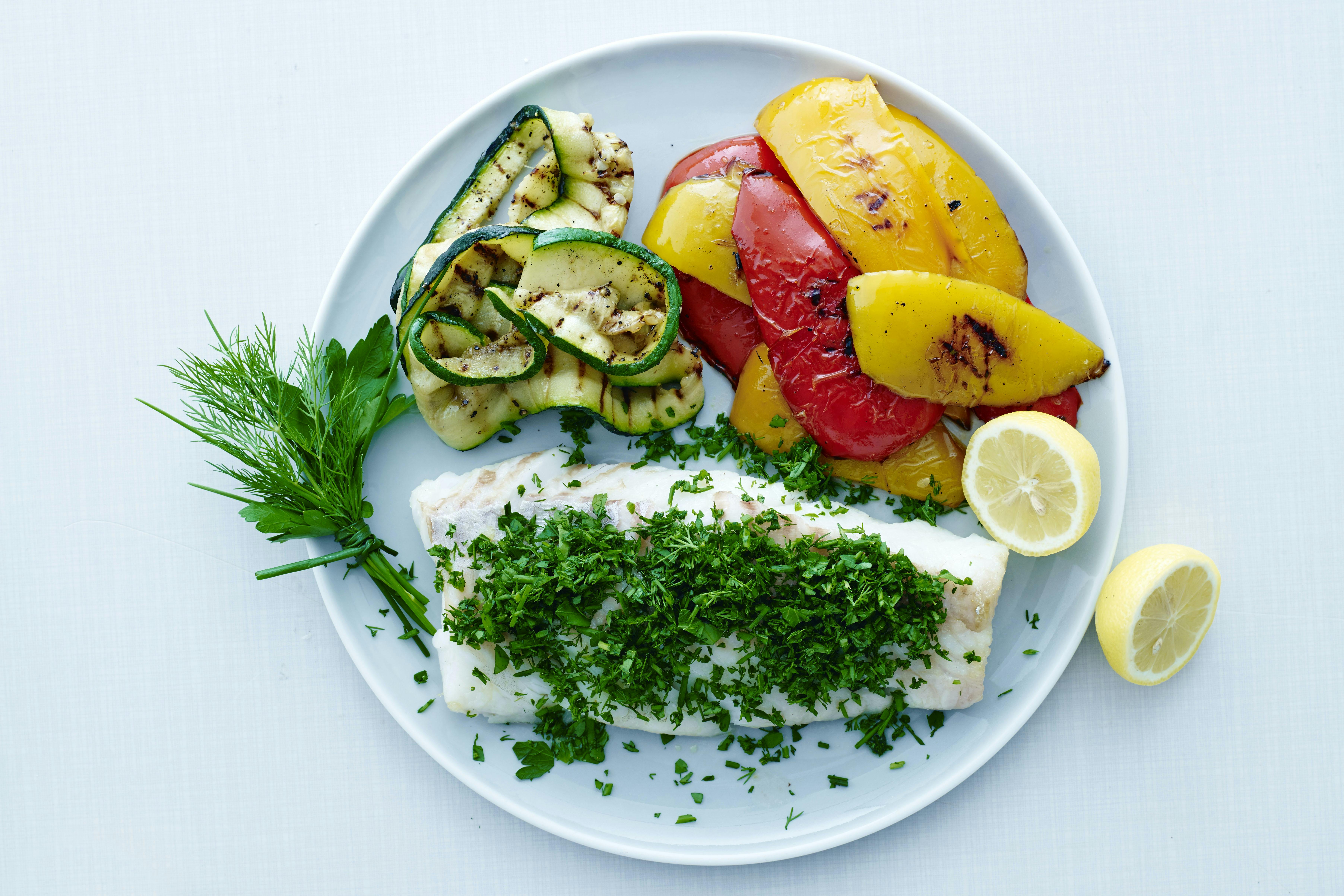 Uunikalaa, grillattua kesäkurpitsaa ja paprikaa
