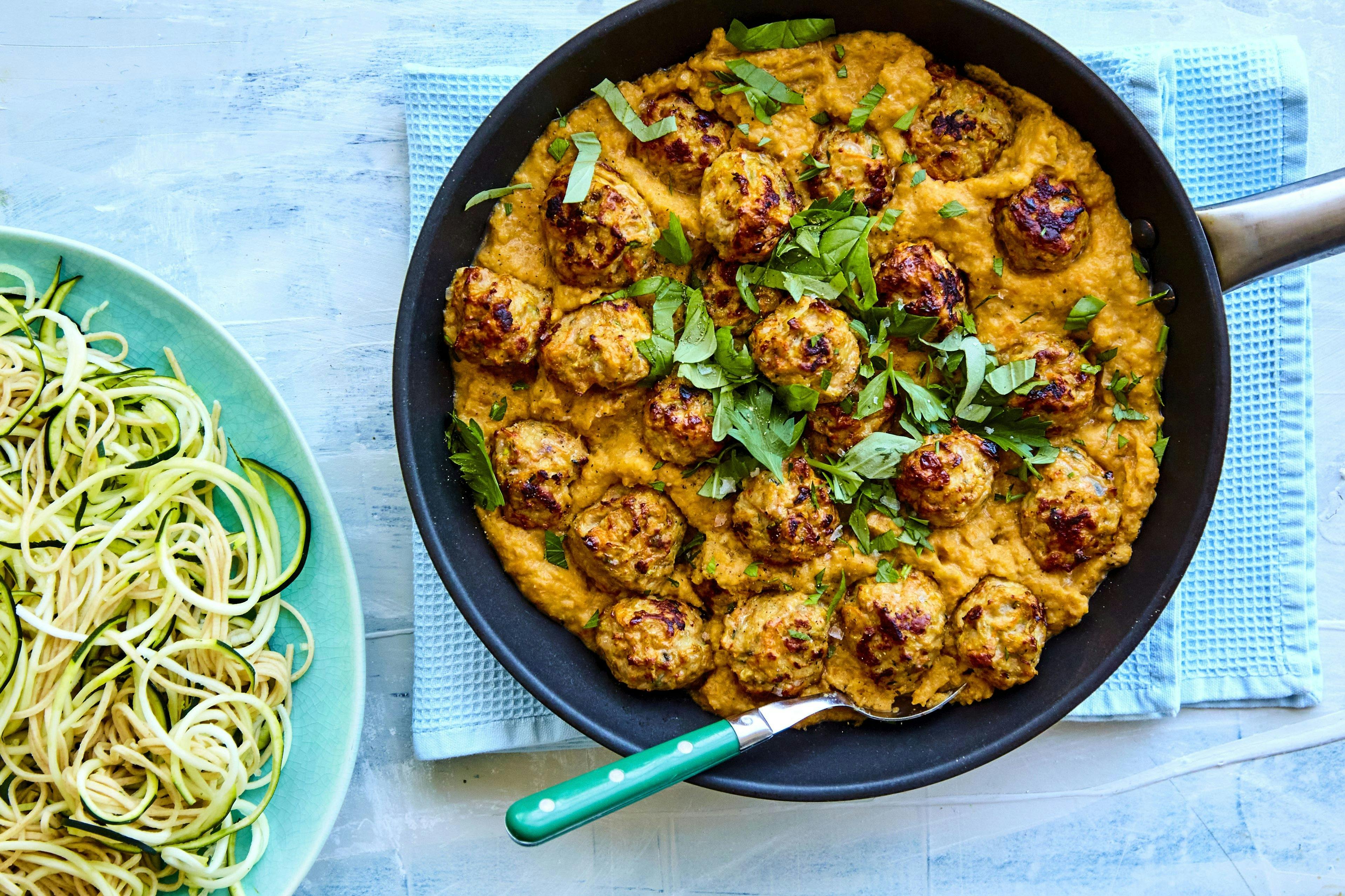 Pande med kyllingekødboller og sauce af butternutsquash