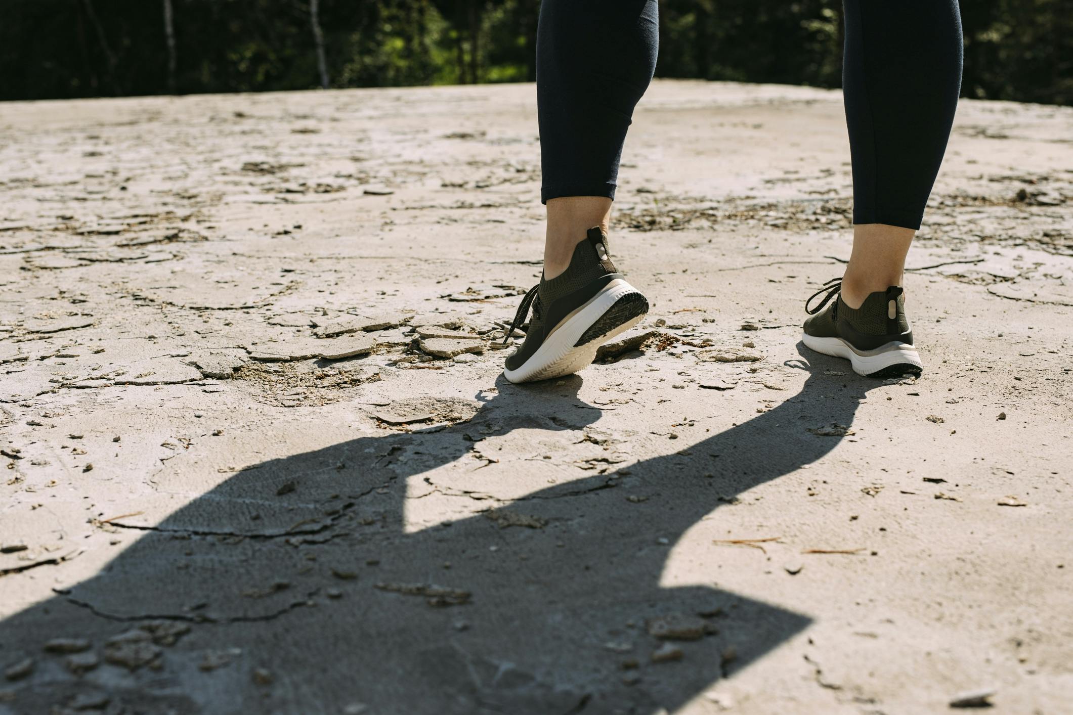 Nainen juoksukengissä ja juoksutrikoissa