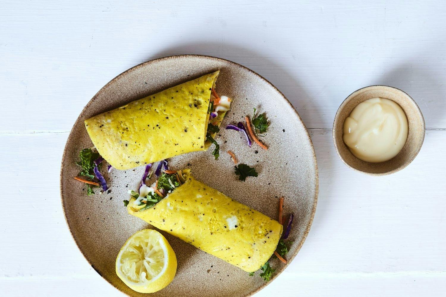 Tallerken med to æggewraps og citron