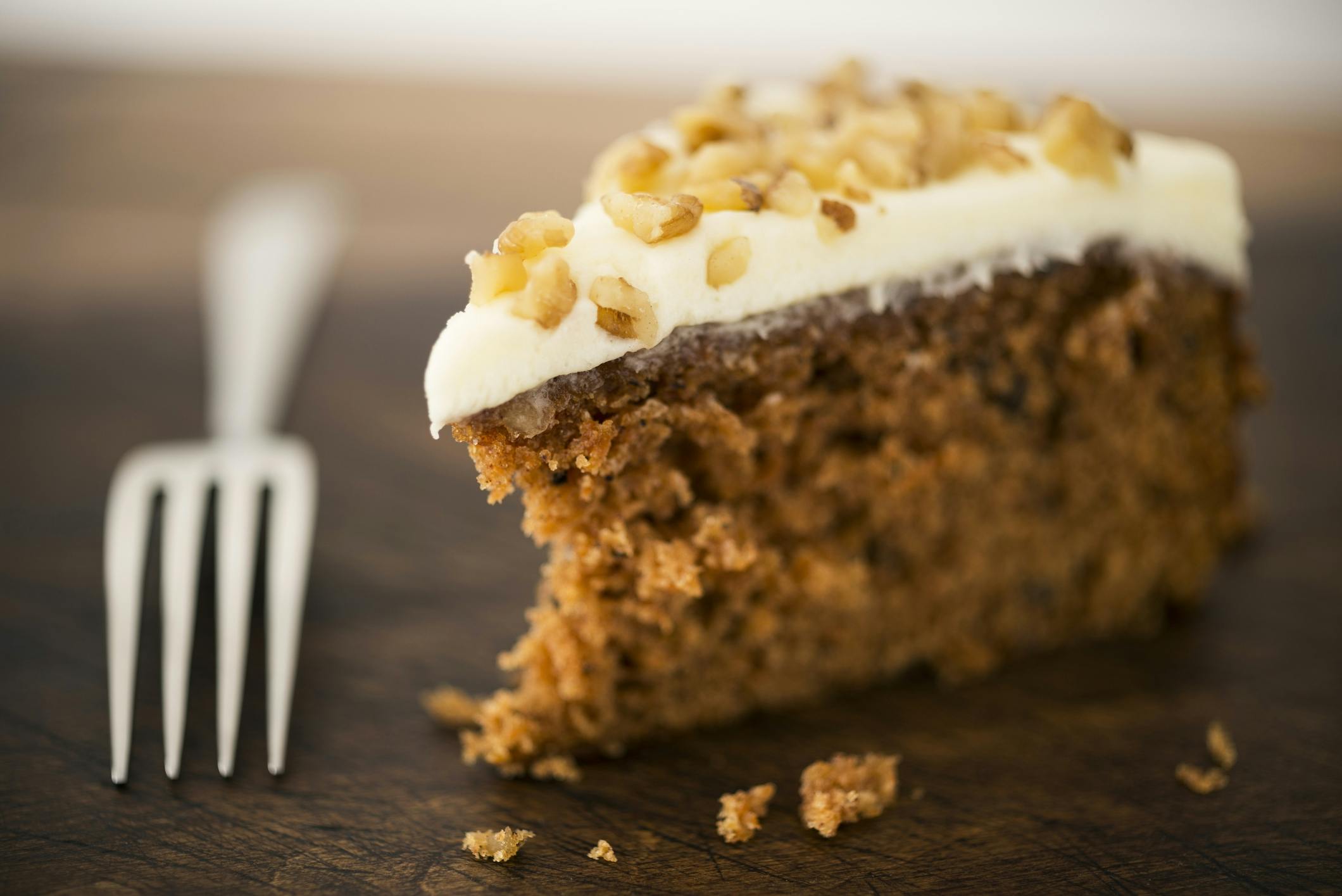 Morotskaka med färskosttopping