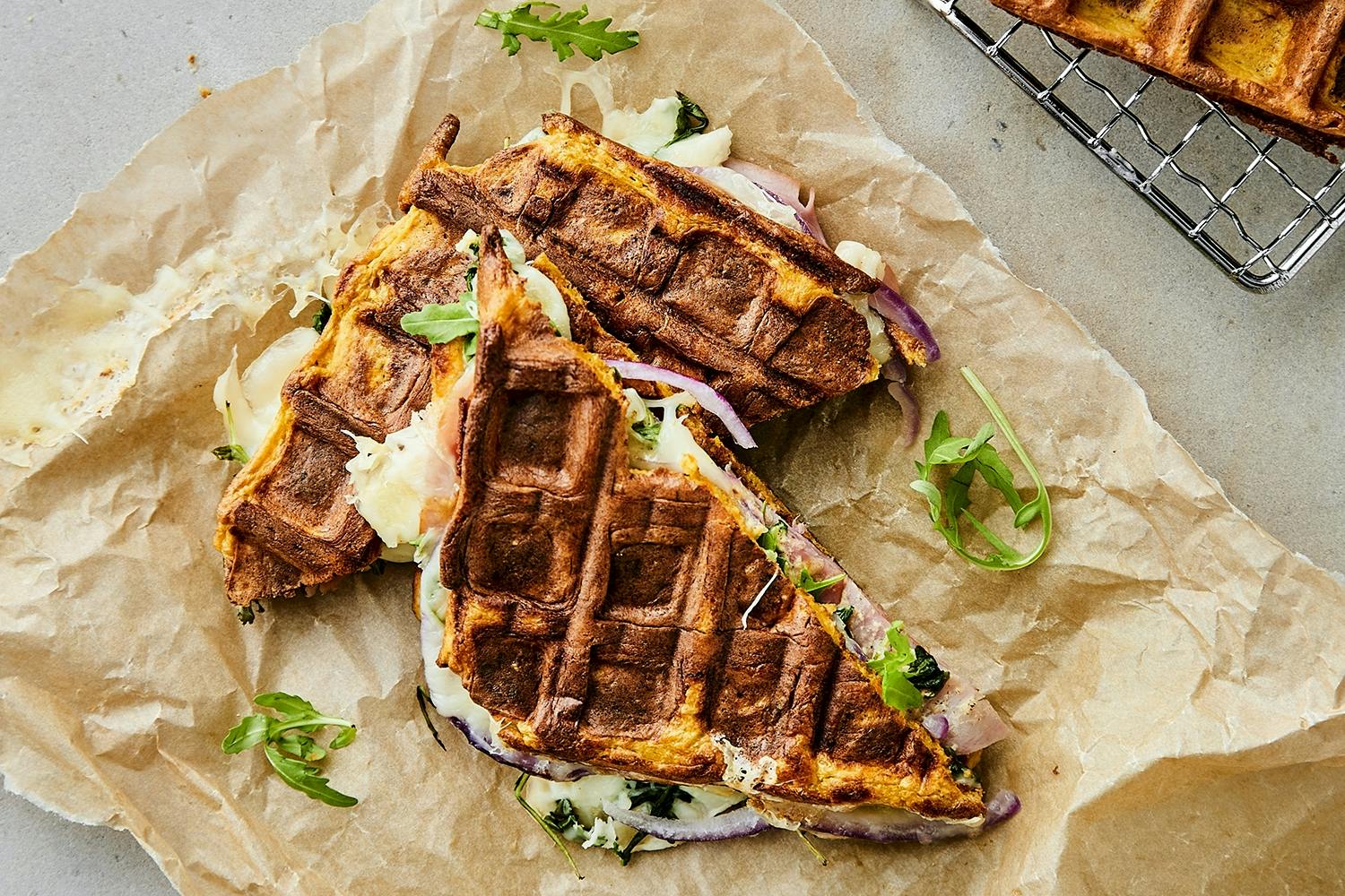 Våfflor som toast med skinka och ost, på papper
