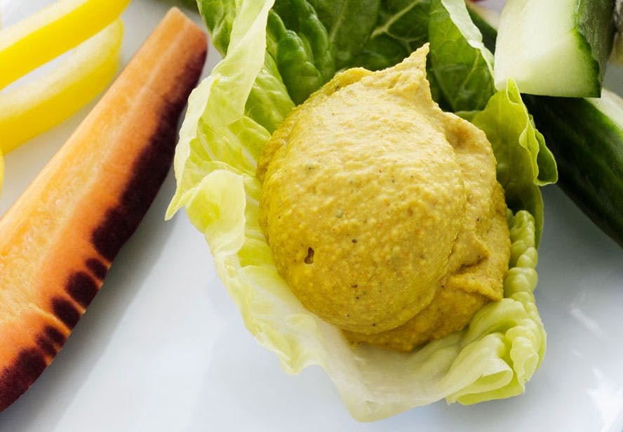 Kurkumalla maustettu hummus