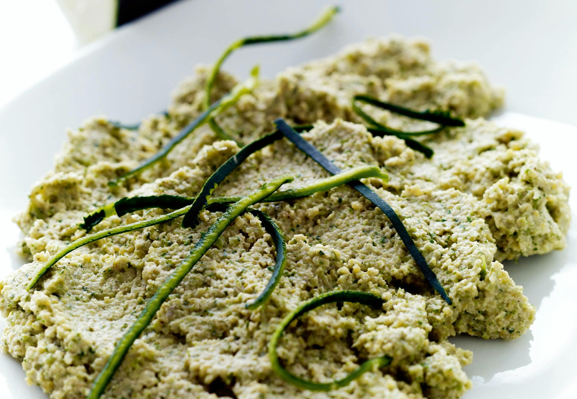 Hemgjord hummus med broccoli