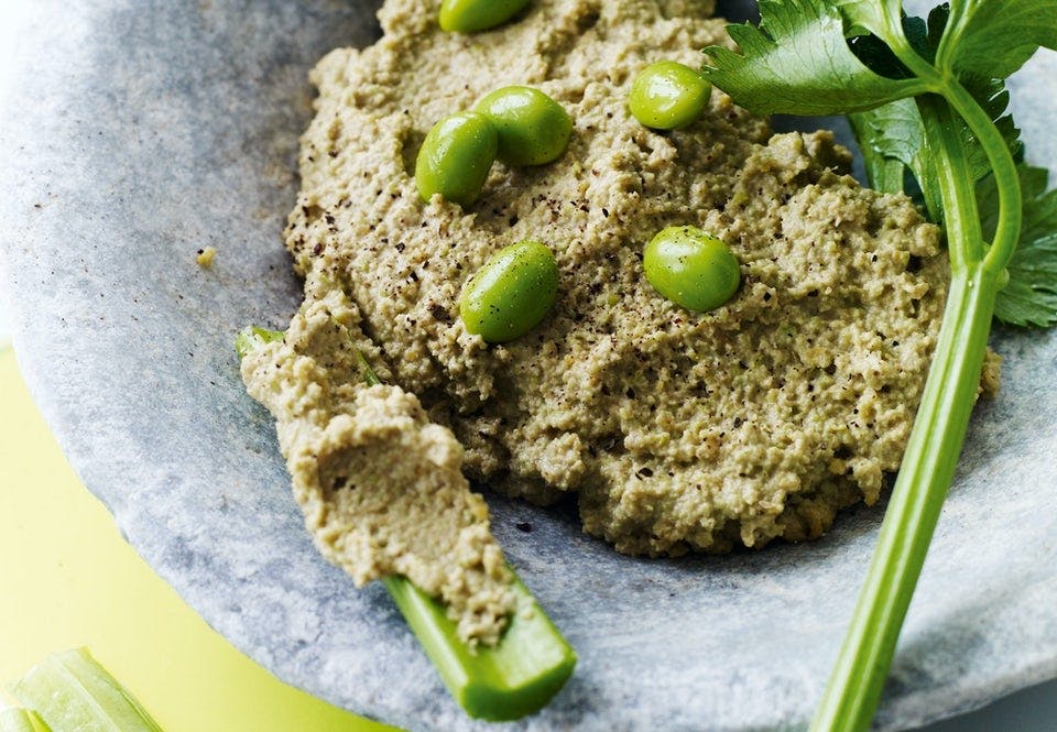 Hummusoppskrift lagd med edamamebønner
