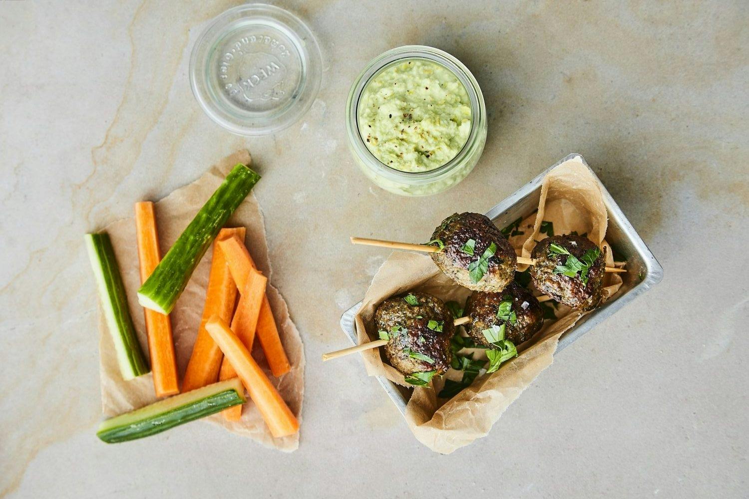 Köttbullar på spett med hummus och grönsaker