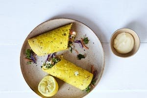 Tallrik med äggwrap och citron