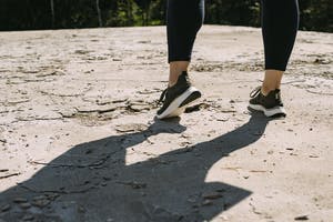 Kvinnoben med löparskor