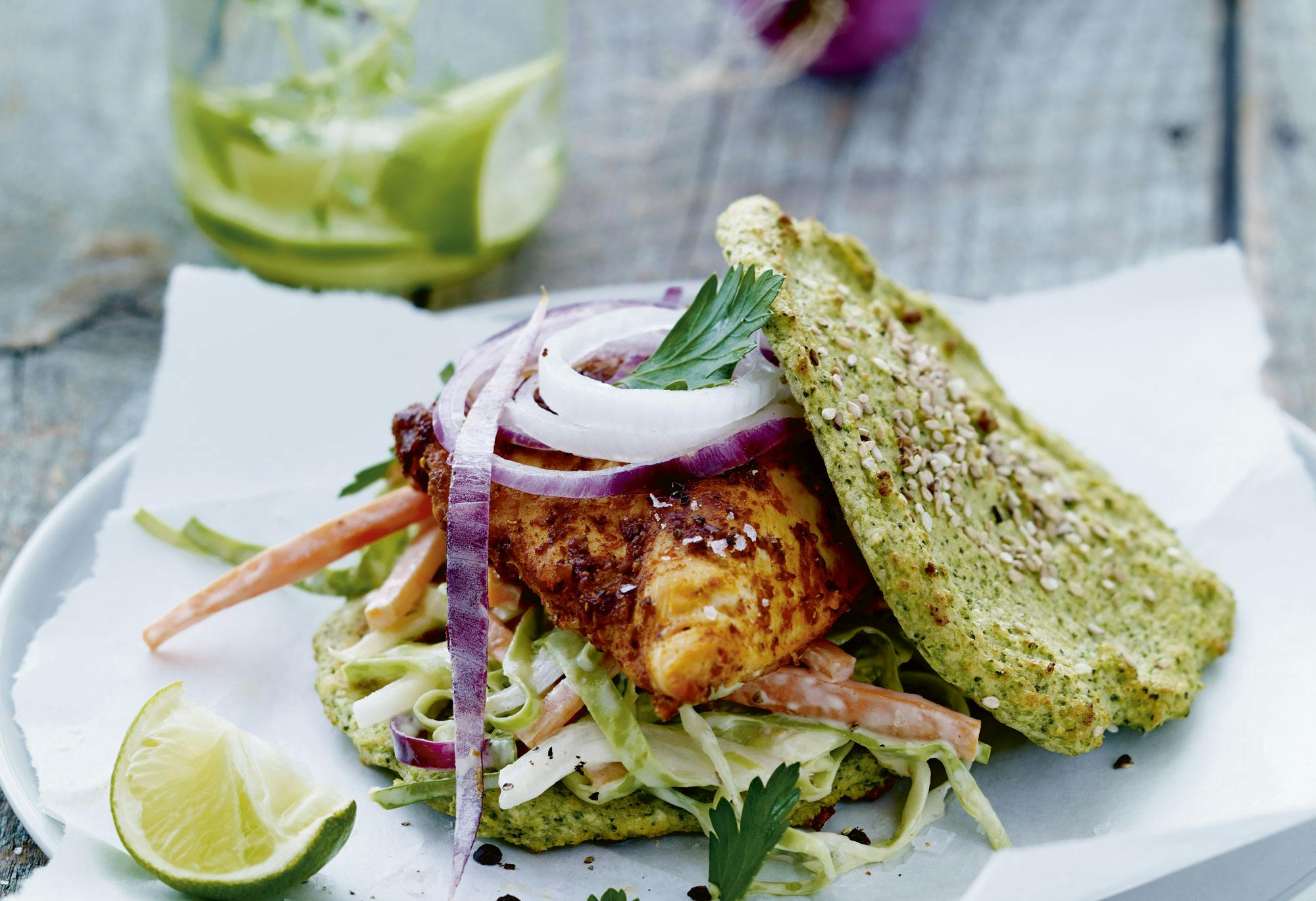 Kycklingburgare med broccolibröd