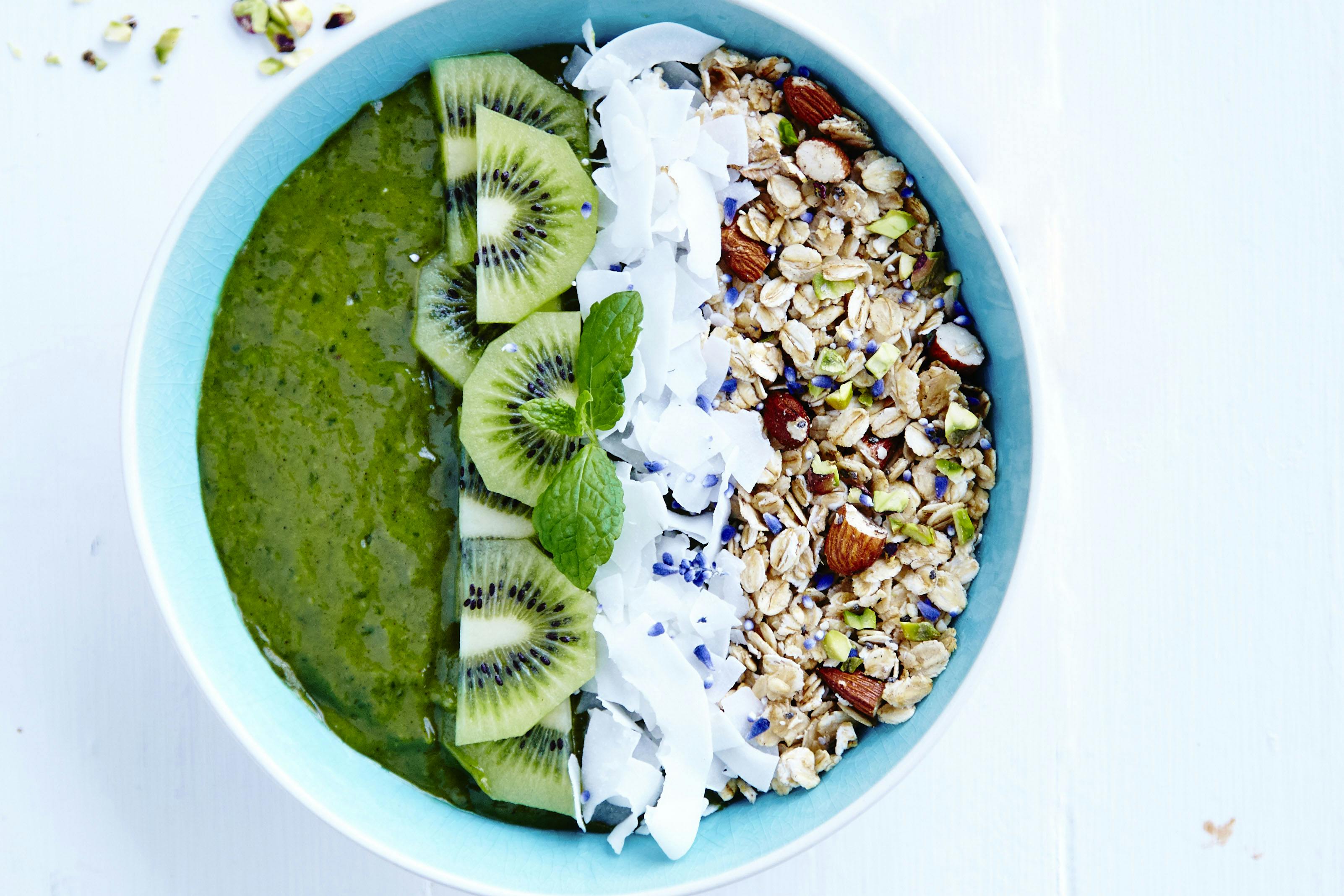 Skål med spinat, kiwi, kokos og granola