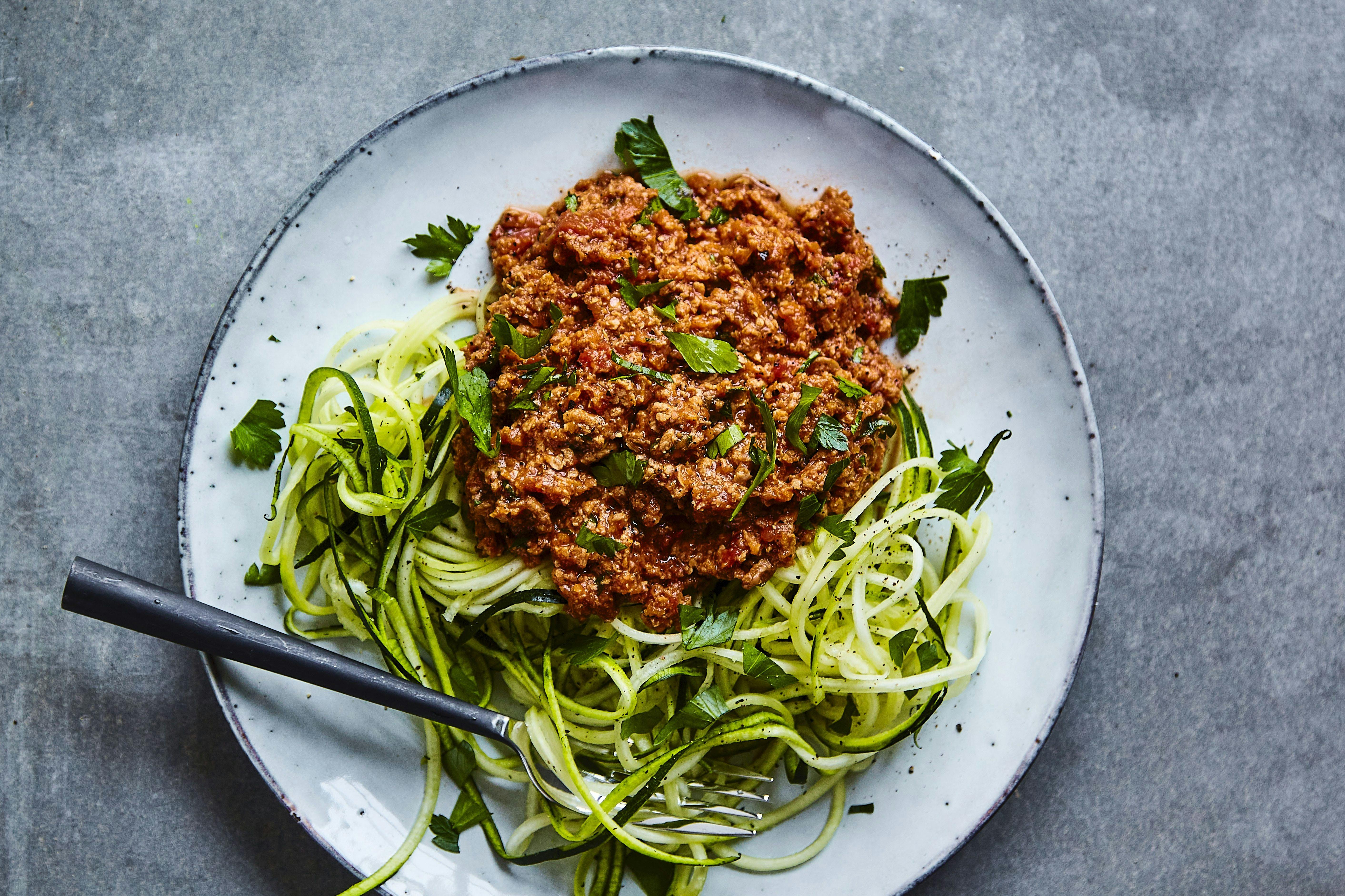 Tallerken med squashpasta og vegetar kødsauce