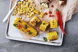 Form med grillade majskolvar