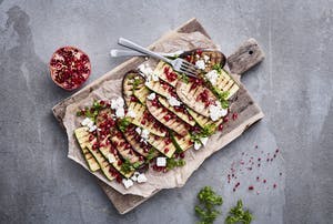 Grillattua kesäkurpitsaa ja munakoisoa leikkuulaudalla
