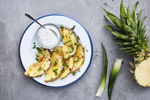 Tallrik med ananas och vaniljkräm i skål