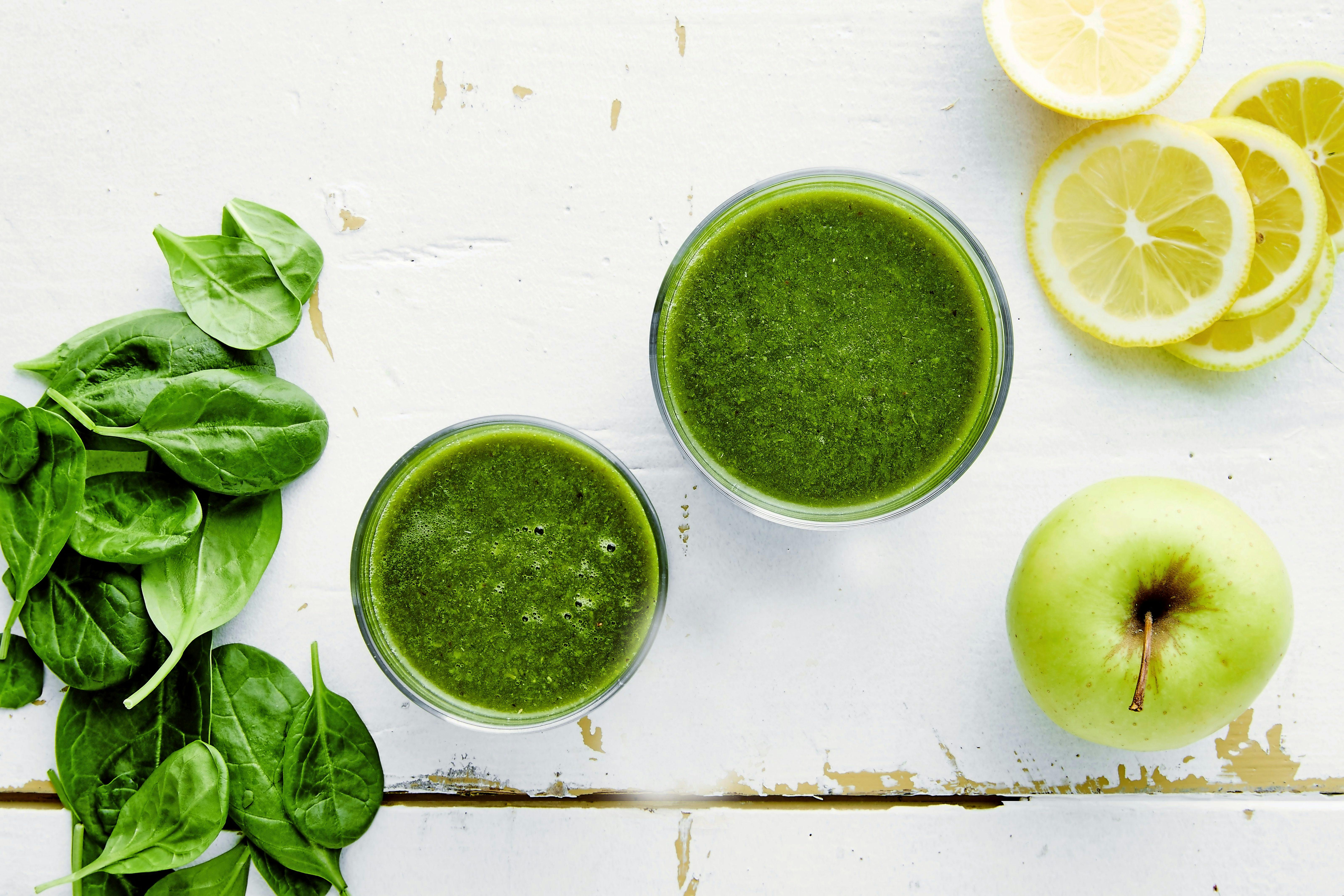 Glas med grön smoothie och spenat och äpple