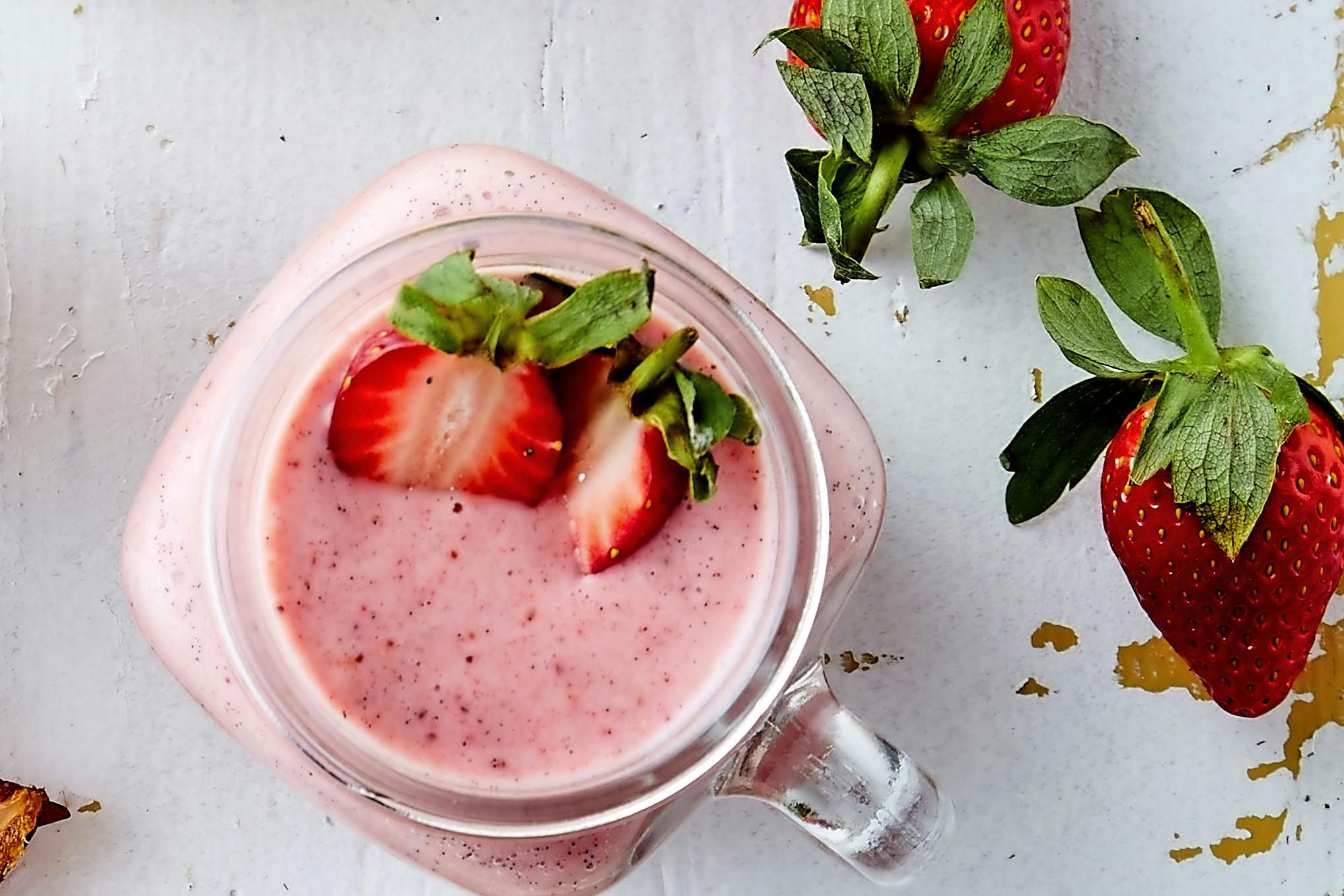 Glas med jordgubbsmilkshake