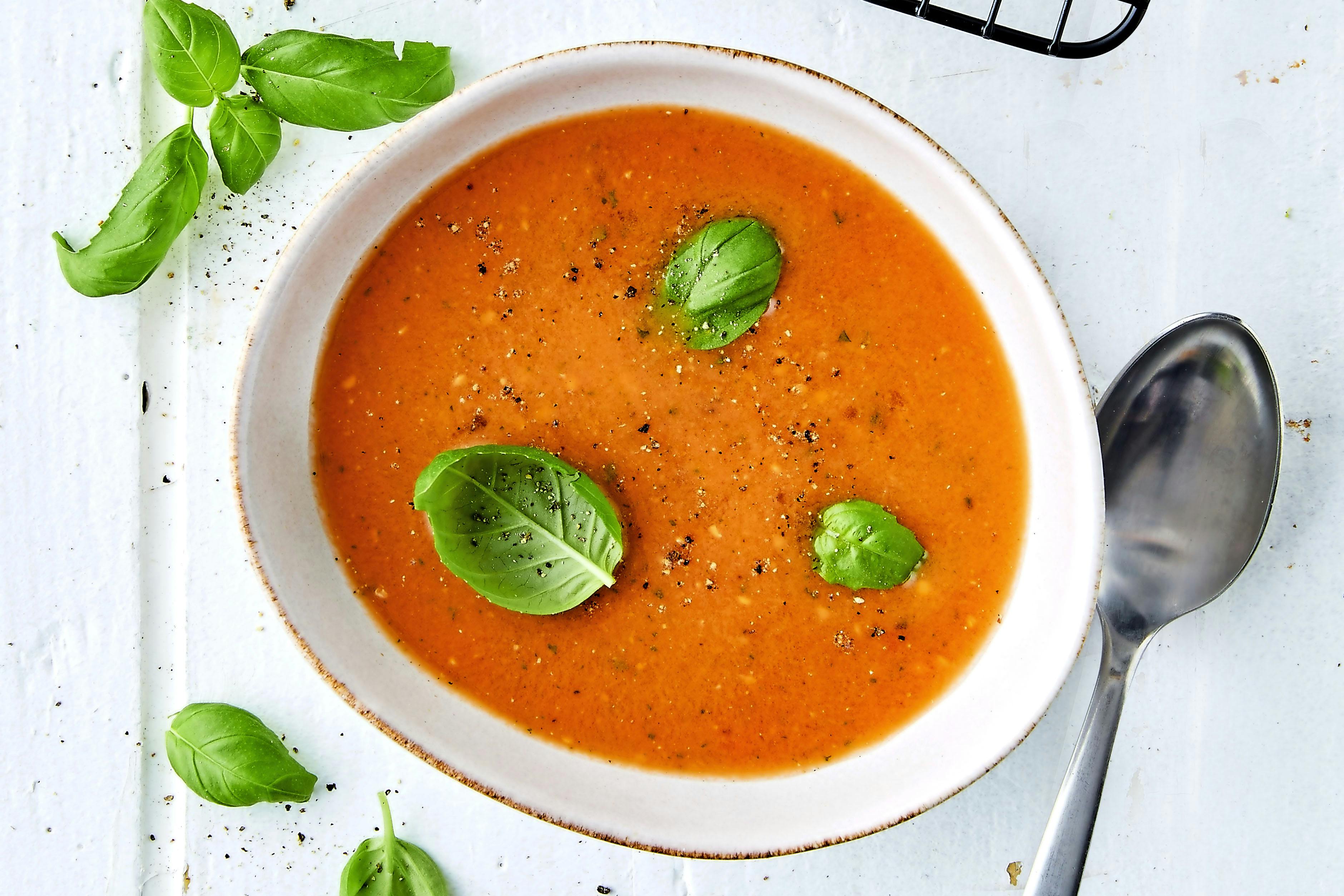 Skål med tomatsoppa