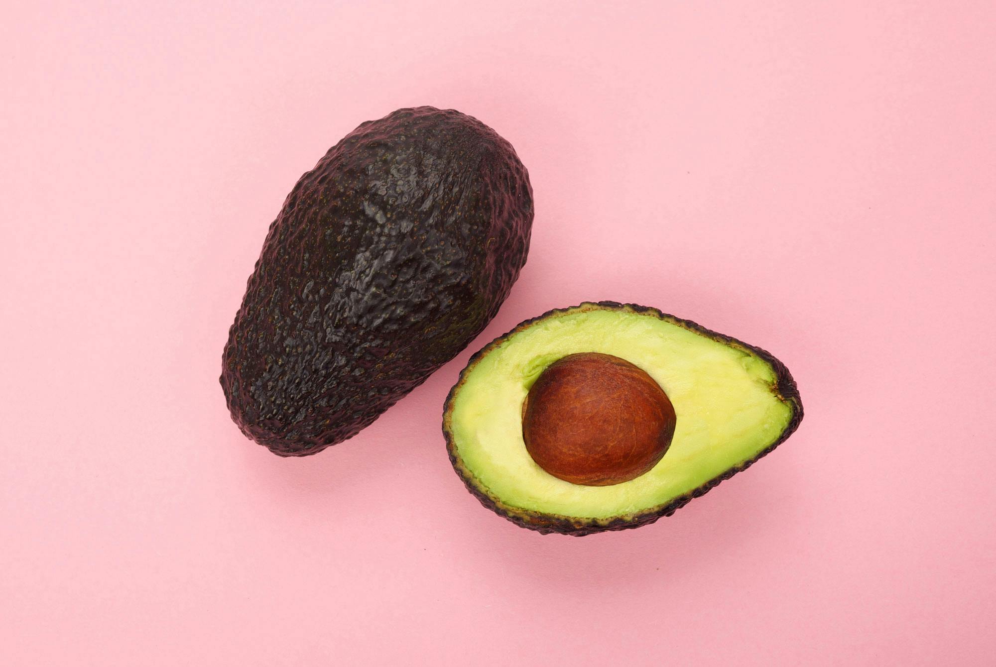 Avokao på rosa bakgrund
