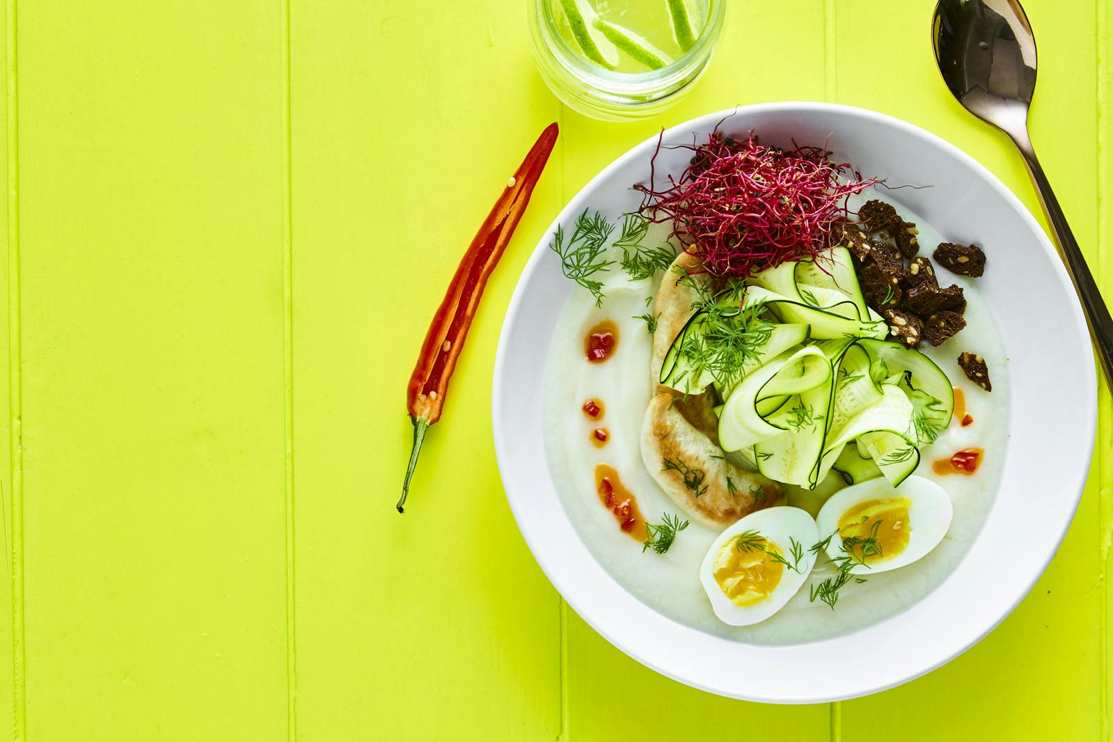 Dybptallerken med blomkålsuppe, kylling og egg
