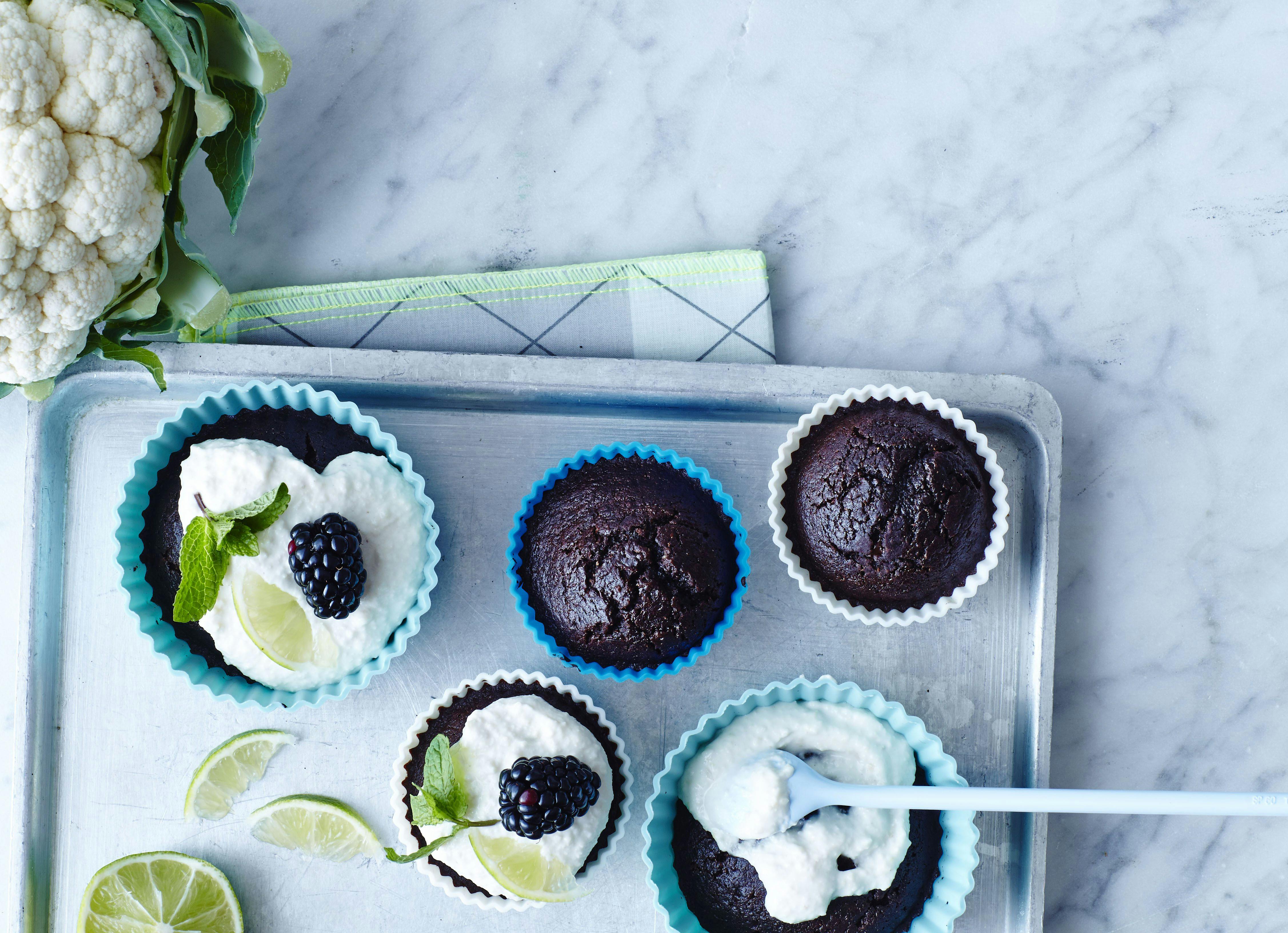Sjokolademuffins med sitruskrem og bjørnebær