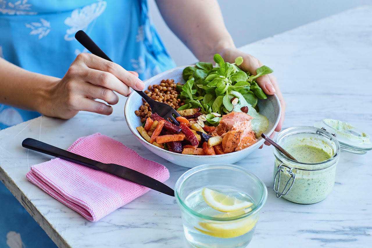 Bowl Med Lax, Linser, Bakade Rotfrukter Och örtkräm (recept) | I FORM