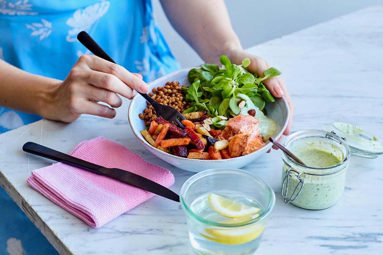 Skål med lax, sallad, linser och rotfrukter
