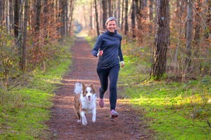 Kvinne løper i skogen