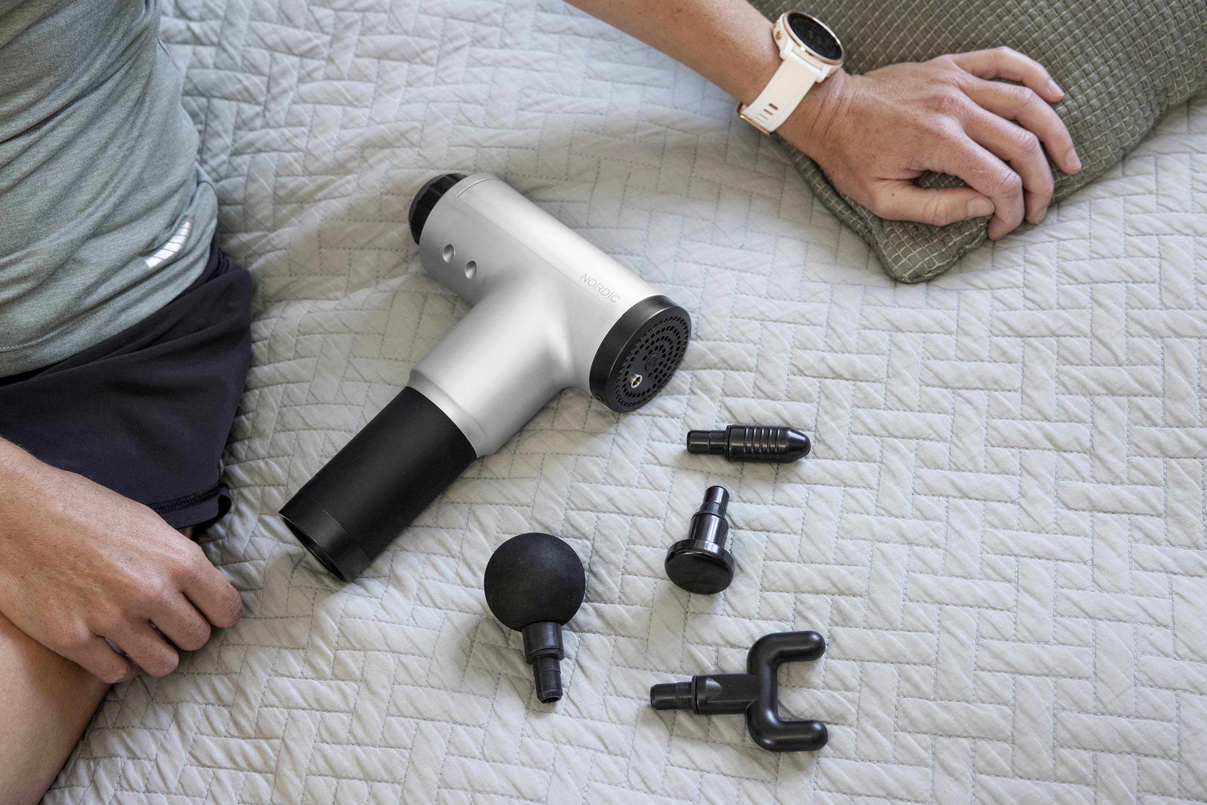 Massagepistol med 4 massage-hoveder