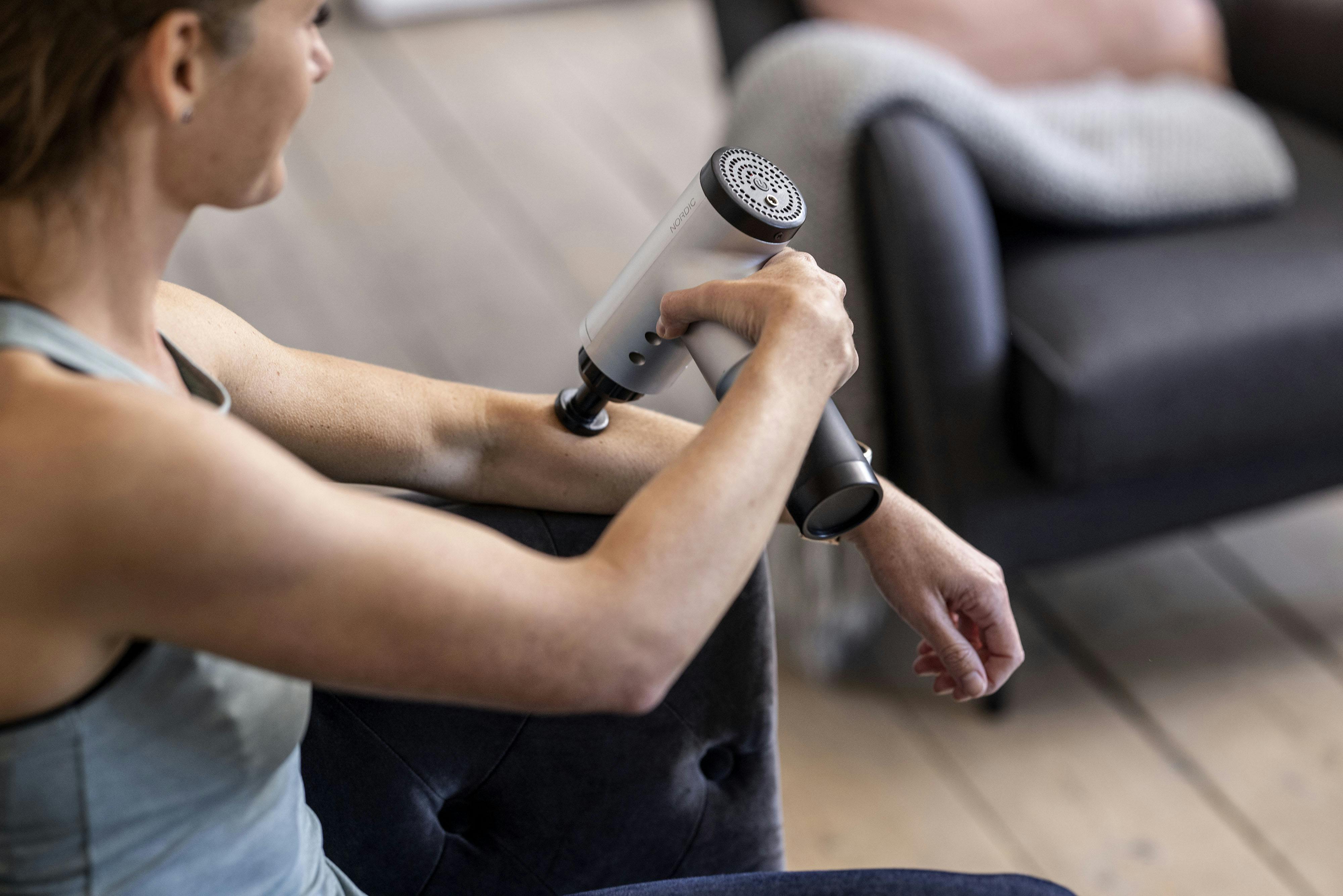 Kvinde med massagepistol