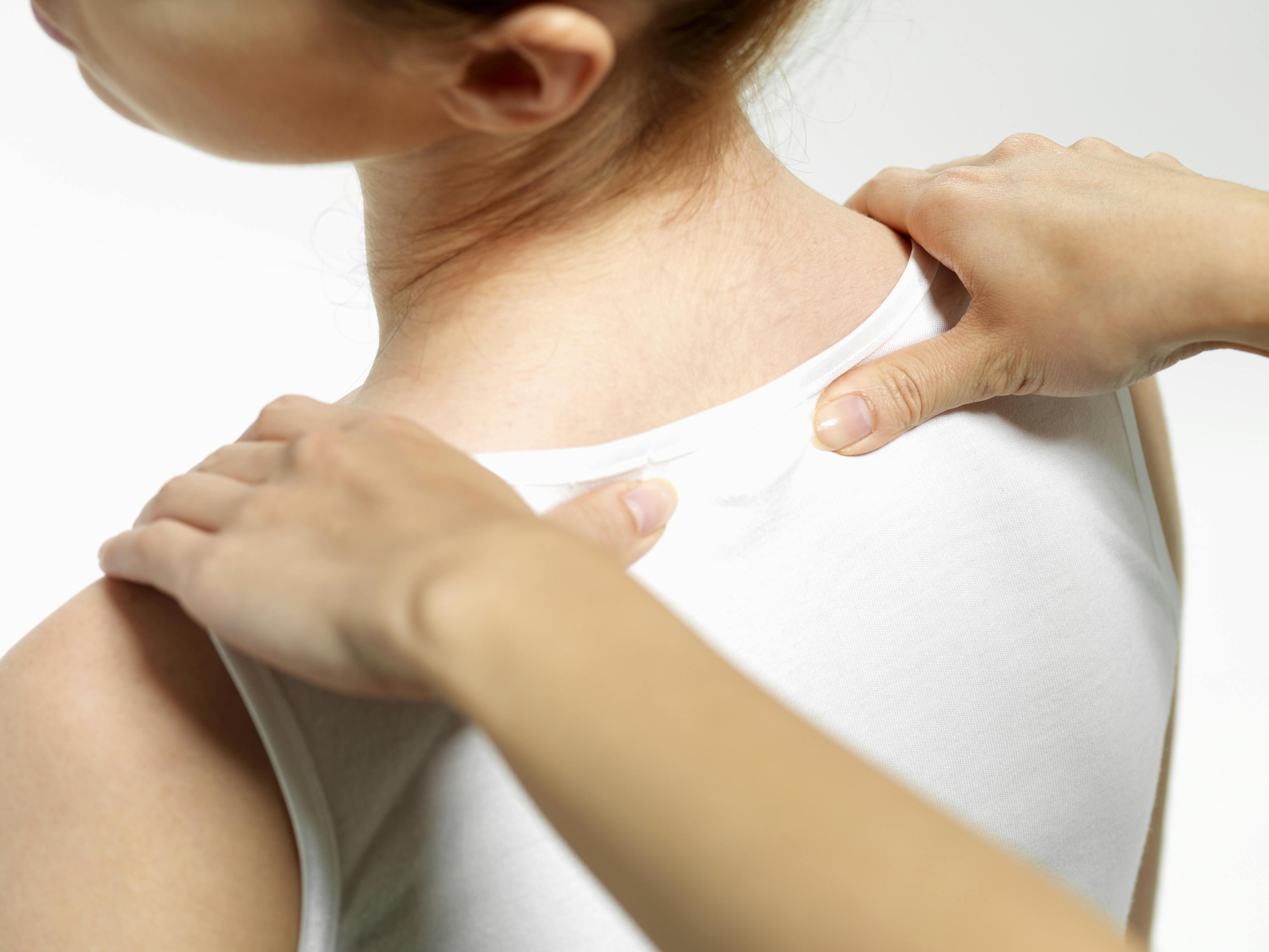 Kvinna får axelmassage