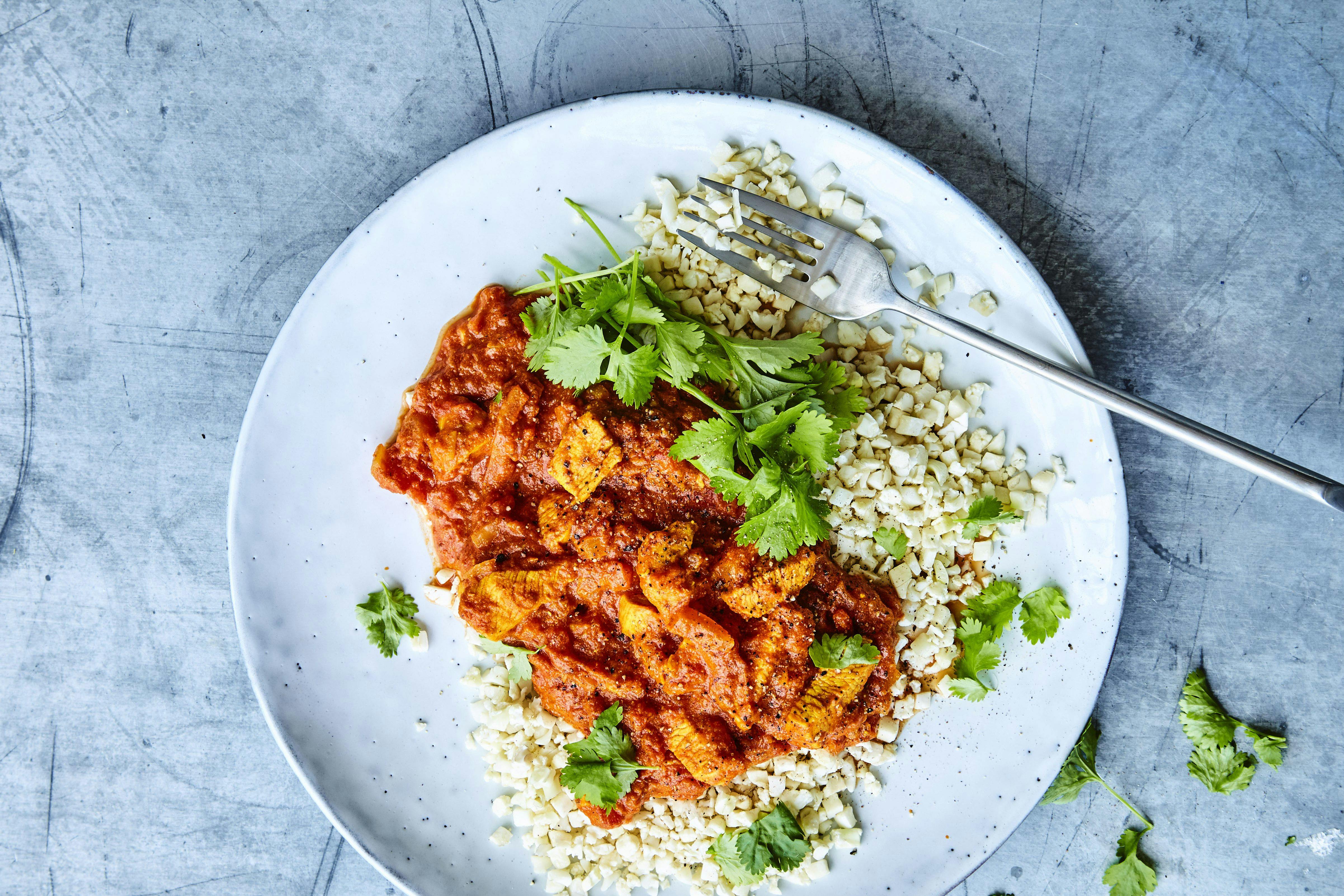 Tallrik med Chicken tikka masala med blomkålsris