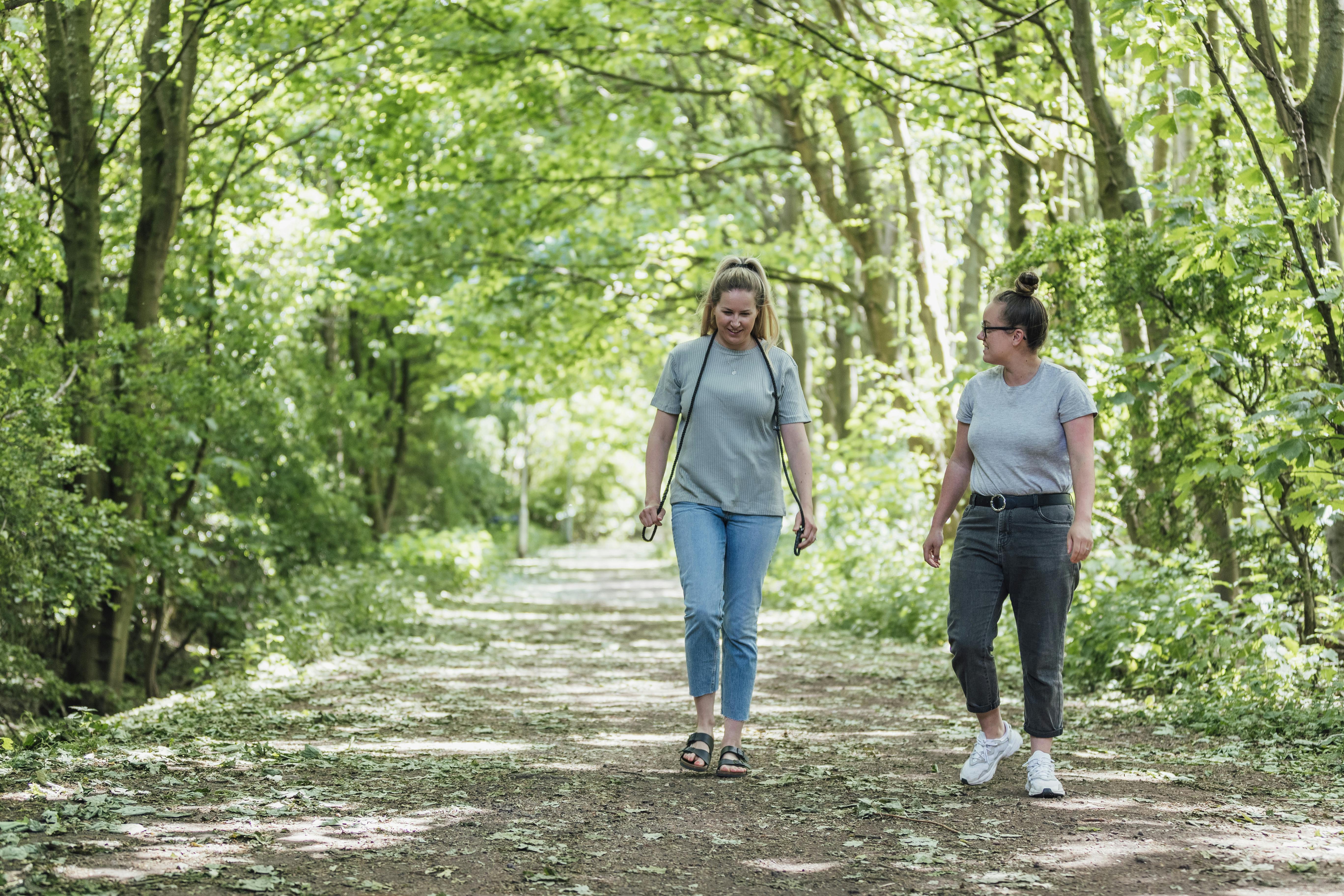 Två kvinnor promenerar i naturen