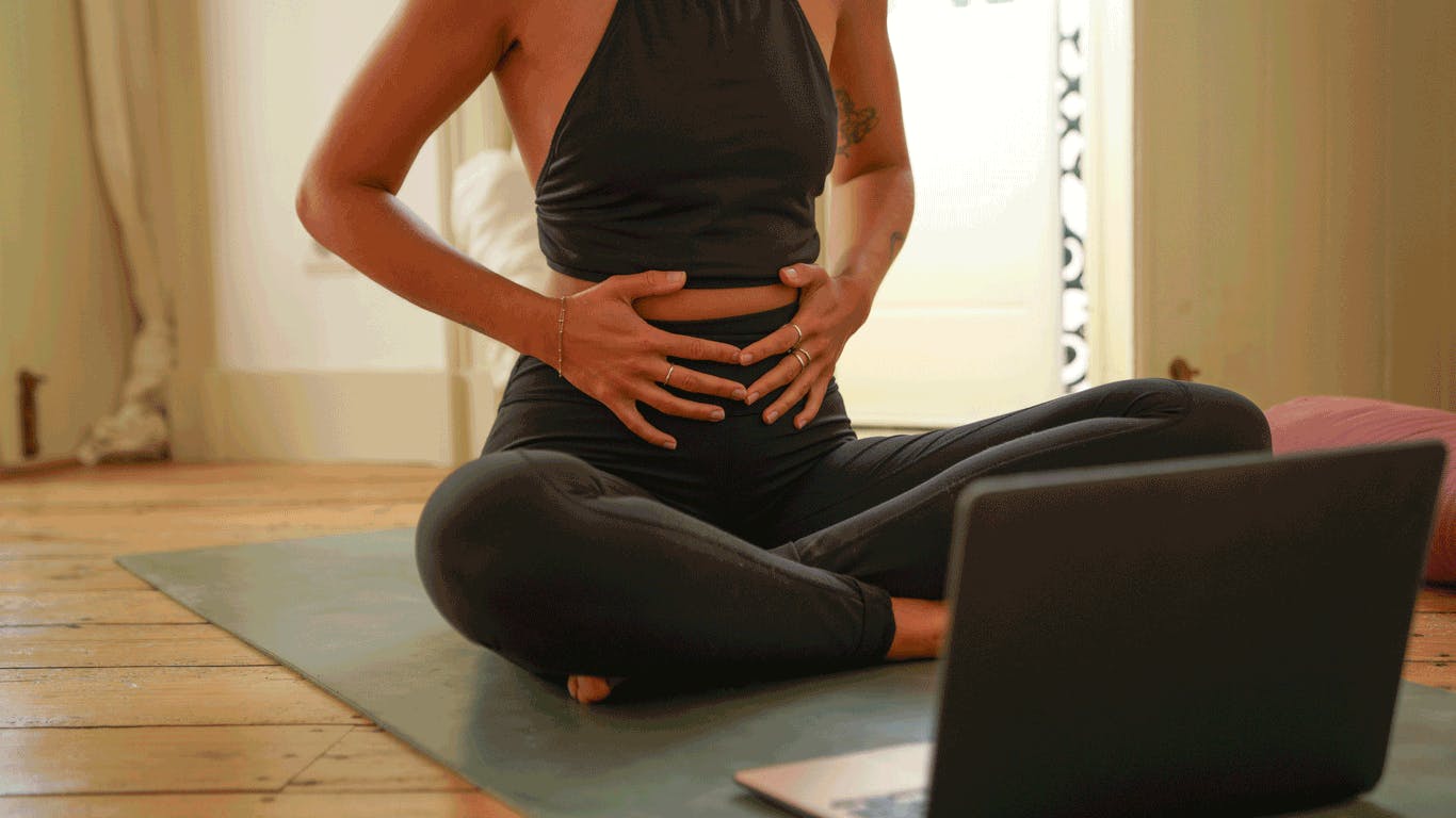 Kvinde trækker vejret