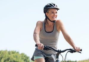 Kvinne sykler