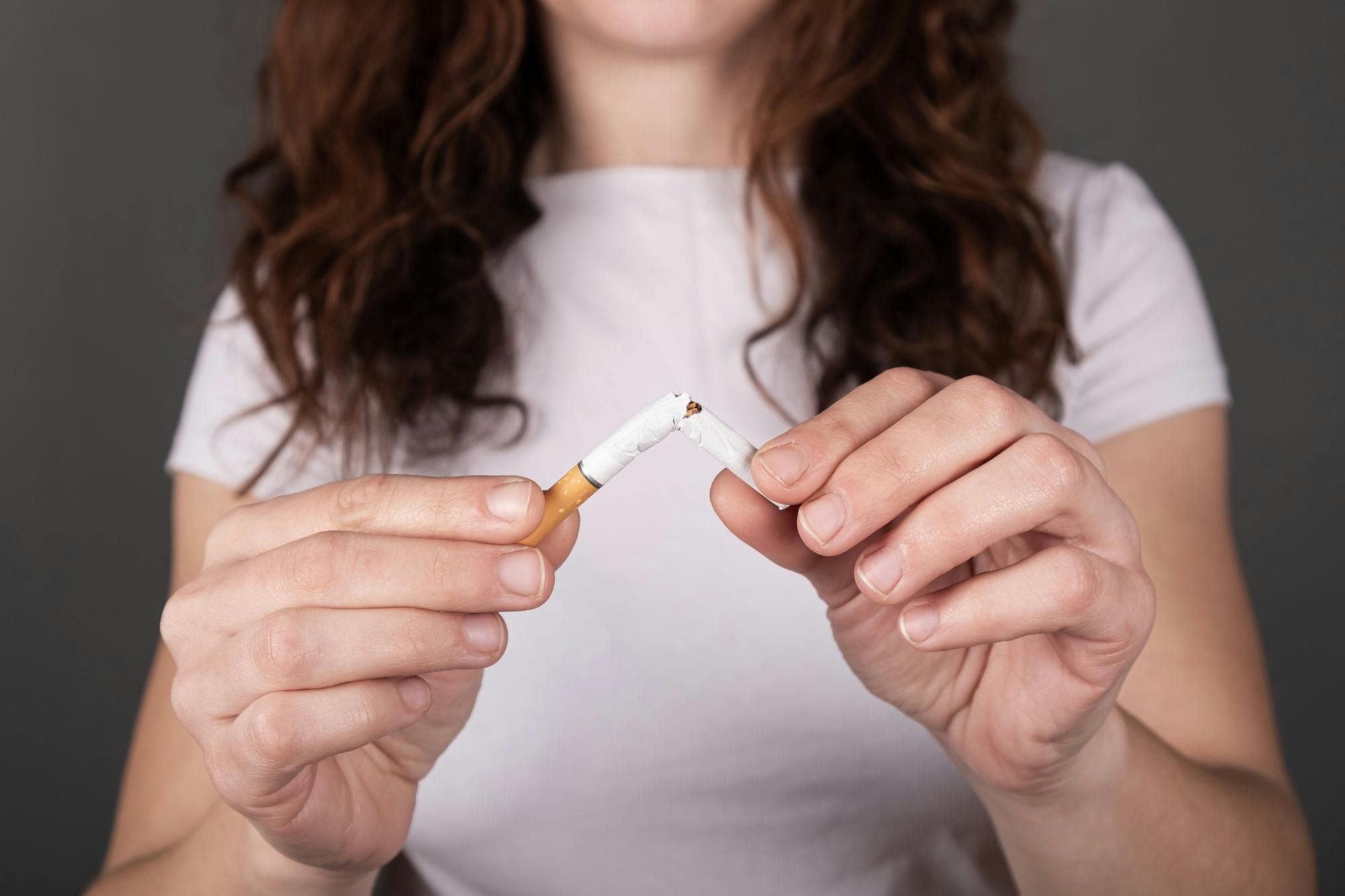 Kvinna knäcker en cigarett