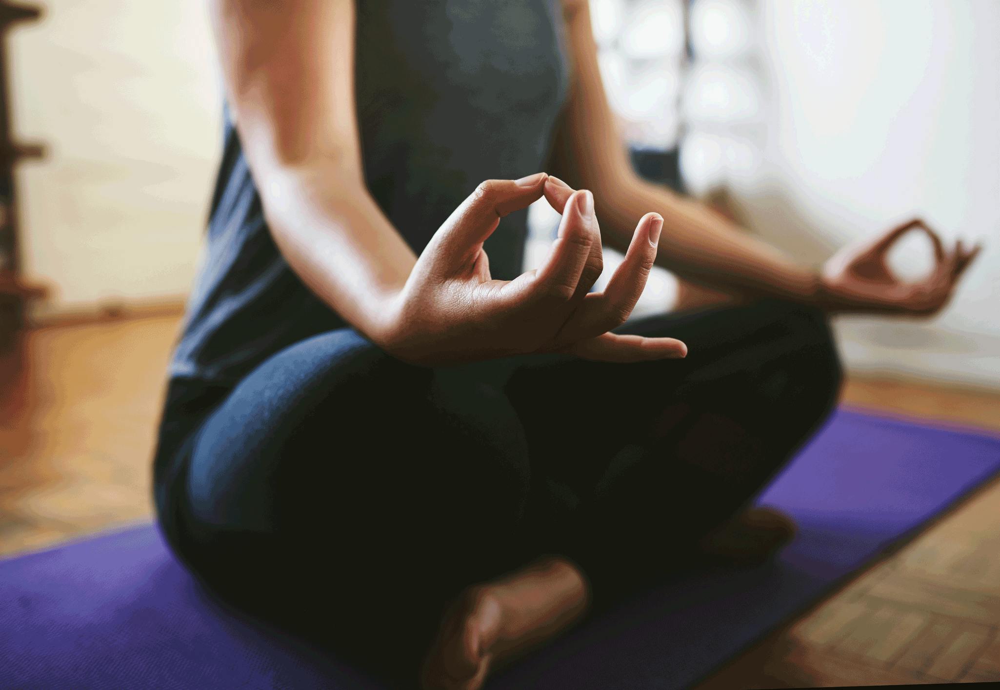 Kvinde mediterer på gulv