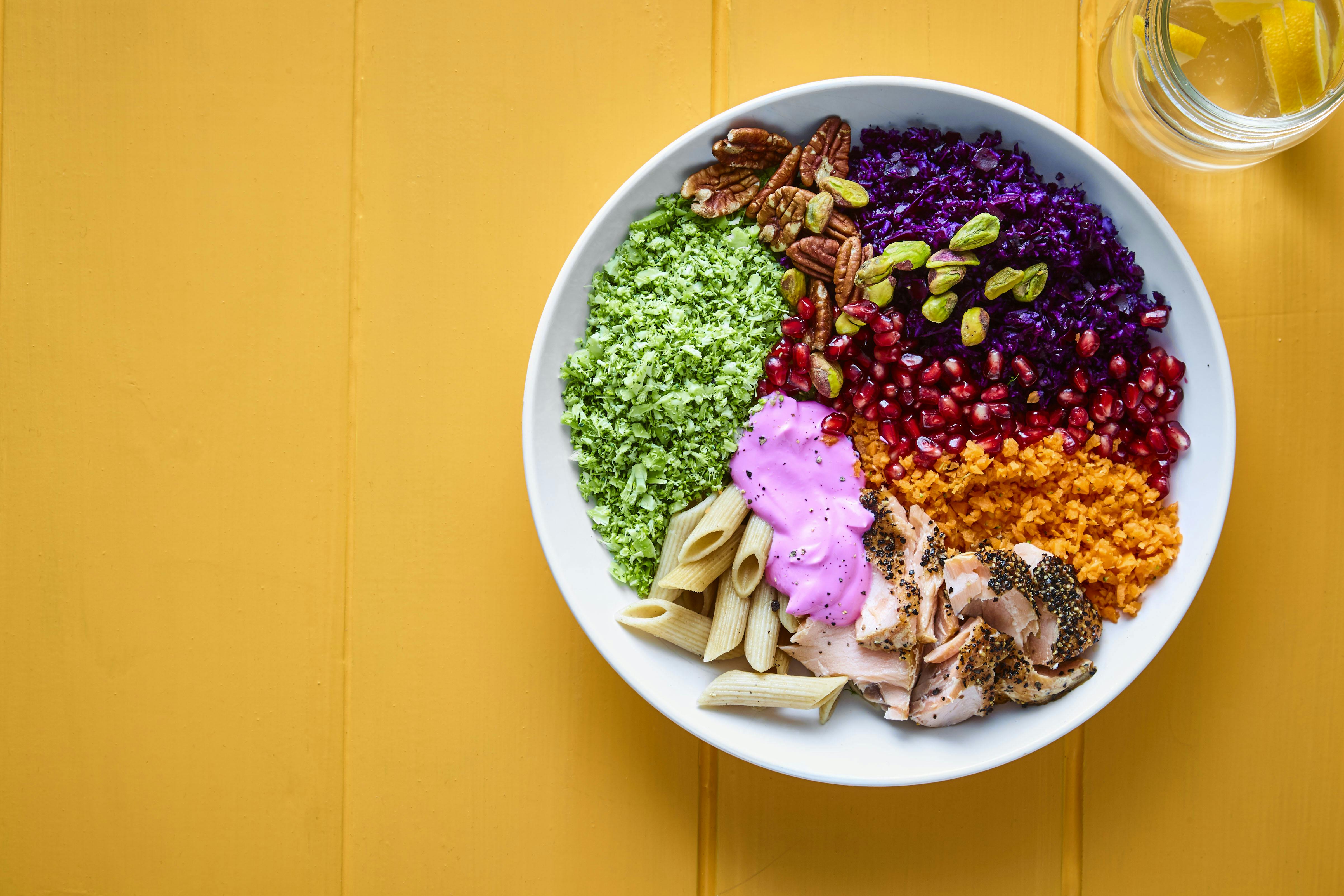Salat med laks, kål nødder og pasta