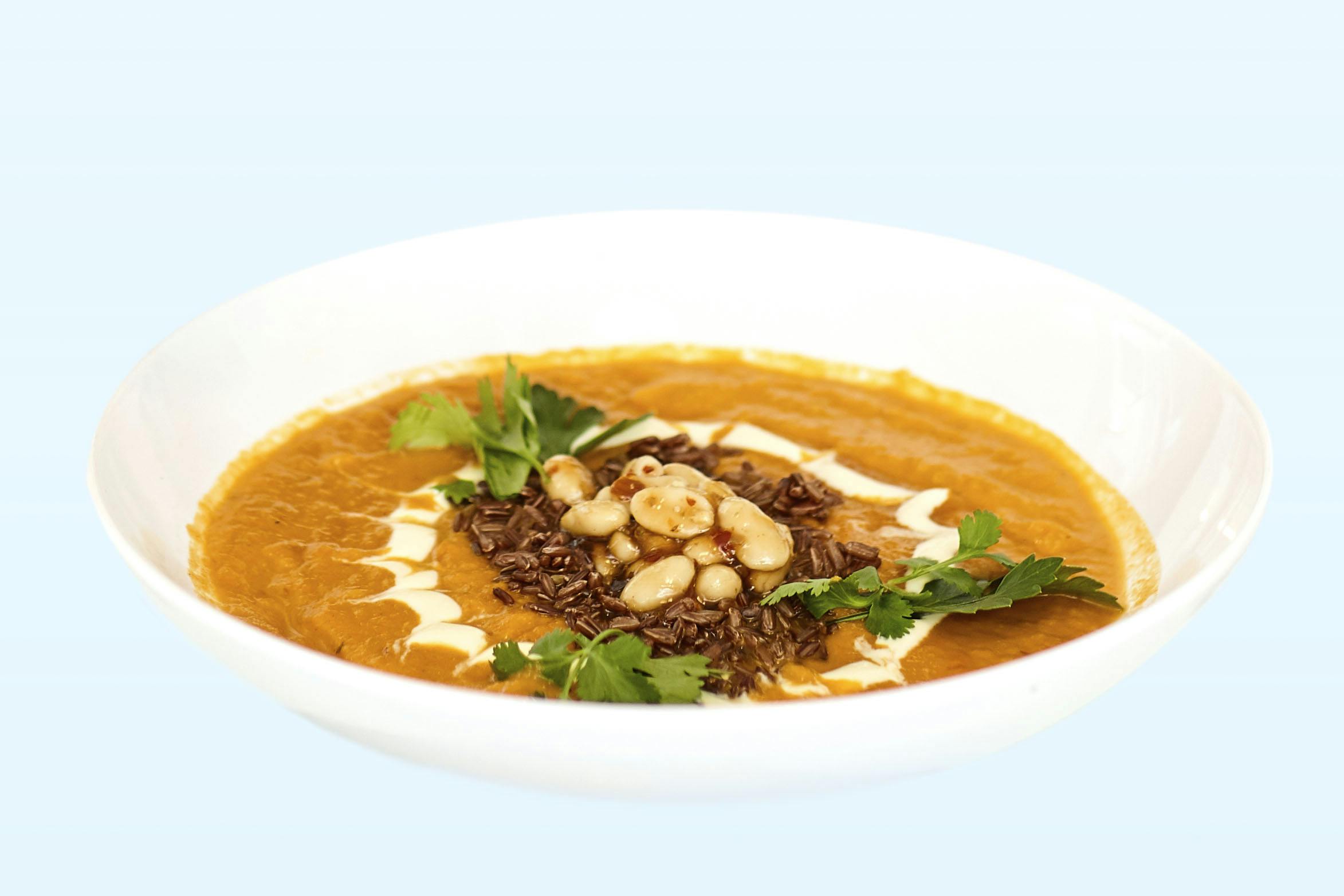 Gulerodssuppe med røde ris, creme fraiche og jordnødder